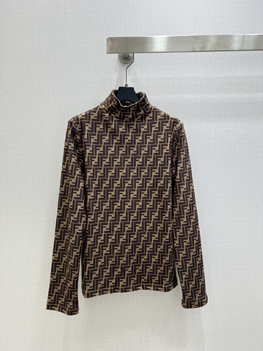 NO:656211,Highly recommended FEN* 2025 new autumn and winter long-sleeved bottoming top with all-over presbyopia print. It is high-end and elegant. It is soft and stretchy and very comfortable. It has a full sense of high-end wear. Innovative fabrics are light and soft. The actual product is very good!  The tight-fitting body shows off your figure, the upper body is fashionable and versatile, and it looks good when you wear it. Even if you take off the jacket, it will look beautiful even if you wear it underneath!  The workmanship depends on the details. One color SML code. High quality ABC, fendi, jackets & coats, alexander wang19860909强烈推荐 FEN*2025秋冬新款 老花满印长袖打底上衣 高级大气 柔软弹力很舒服 满满的穿搭高级感 创新面料 轻盈柔软 实物非常赞！紧身显身材 上身洋气百搭,穿搭好看 脱掉外套里搭也是美美的！做工看细节 一个色 SML码 高品质ABC,,fendi,jackets & coats,alexander wang,Women's clothing