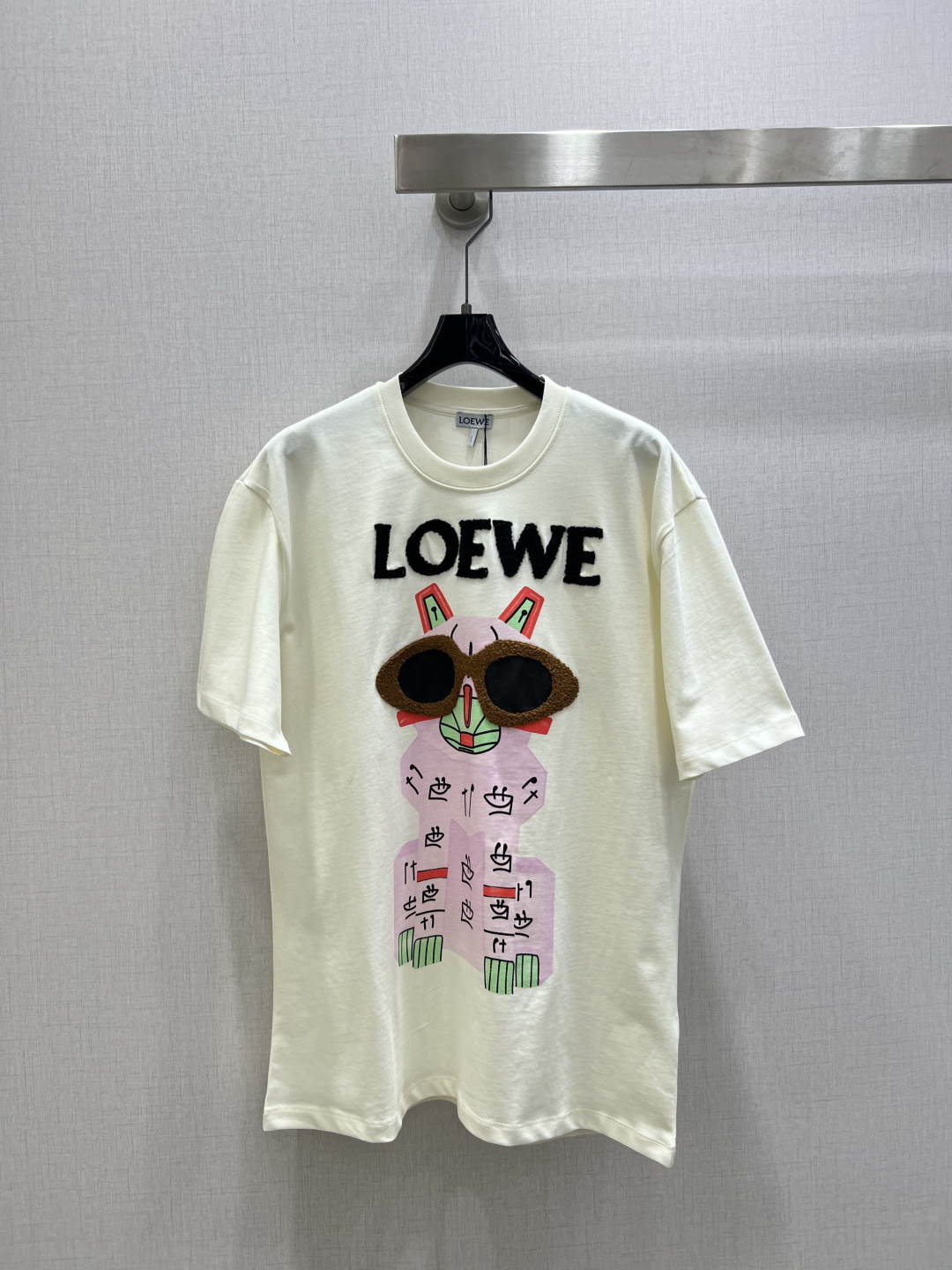 NO:656263,Highly recommended LOE* 2025 new autumn and winter round neck cartoon printed short-sleeved T-shirt. Customized YB twill cotton material, fine texture, comfortable and breathable, regular short-sleeved cutting, highlighting the brand style. Made of 100% cotton material, slightly stretchy, showing a slimming visual effect. The chest is printed with a printing process to restore the cartoon kitten pattern on the chest. The plush treatment creates the letter logo glasses pattern, which adds a three-dimensional artistic temperament. It is fashionable and casual. It is stylish and stylish when worn alone. One color SML code  High quality ABC,,loewe,T-shirt,tees,t-shirt,alexander wang19860909强烈推荐 LOE*2025秋冬新款 圆领卡通印花短袖T恤 定制YB斜纹全棉材质,质感细腻,舒适透气,常规短袖裁剪,凸显品牌格调,采用全棉材质,略带有弹力,呈现显瘦视觉效果,胸前以印花工艺还原胸前卡通小猫图案,毛绒处理塑造字母徽标眼镜图案,增添立体艺术气质,时髦休闲,单穿内搭都出彩时髦.一个色 SML码 高品质ABC,,loewe,T-shirt,tees，t-shirt,alexander wang,Women's clothing