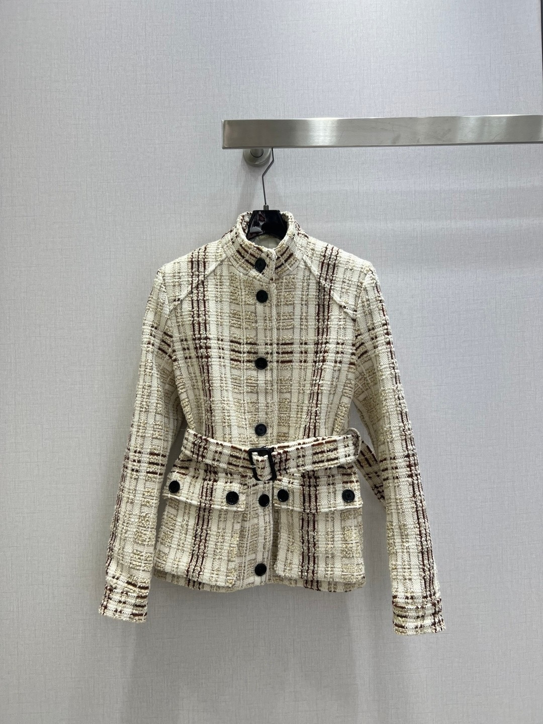 NO:656245,Highly recommended LP*2025 new autumn and winter stand-up collar belt jacket. Customized YB imported slub woolen material, high-end texture and full appearance. The stand-up collar belt jacket is cut and the shoulder pad button placket is designed to fit the human body. The fabric belt outlines the curves and makes the figure more slender and straight. The whole body is beige base and then woven with brown and black yarn texture. The sparse and dense plaid pattern highlights the details, and the lady style is highlighted.  , noble and texture, full of old money style. One color SML code high quality ABC, loro piana, jackets & coats, alexander wang19860909强烈推荐 LP*2025秋冬新款 立领腰带外套 定制YB进口粗纺羊毛呢材质,质感高级,品相十足,立领腰带外套剪裁,垫肩纽扣开襟设计贴合人体,本布腰带勾勒曲线,更显身姿纤细挺拔,通体米色打底再以棕黑色纱线编织纹理,疏密错落的格纹点亮细节,名媛格调立显 ,显贵显质感,老钱风格拉满.一个色 SML码 高品质ABC,,loro piana,jackets & coats,alexander wang,Women's clothing