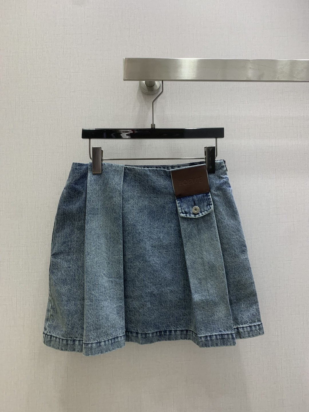 NO:657192,Highly recommended LOE*2025 new autumn and winter style pleated leather brand denim skirt, smart and fashionable outfit!  Retro denim with enzyme washing process. Belt leather tag design, vertical cut, versatile, practical and stylish!  A must-have for casual and handsome commuting, the custom-made twill pure cotton denim washed fabric is very wide and comfortable!  Two colors SMLXL code, high quality ABC,,loewe,skirts,alexander wang19860909强烈推荐 LOE*2025秋冬新款 压褶皮牌牛仔半裙 高智感时髦精穿搭！酵素洗水工艺复古牛仔.腰带皮牌设计立裁版型百搭实穿又有设计感！休闲帅气通勤必备品,定制斜纹纯棉牛仔洗水面料挺阔舒适！两个色 SMLXL码 高品质ABC,,loewe,skirts,alexander wang,Women's clothing