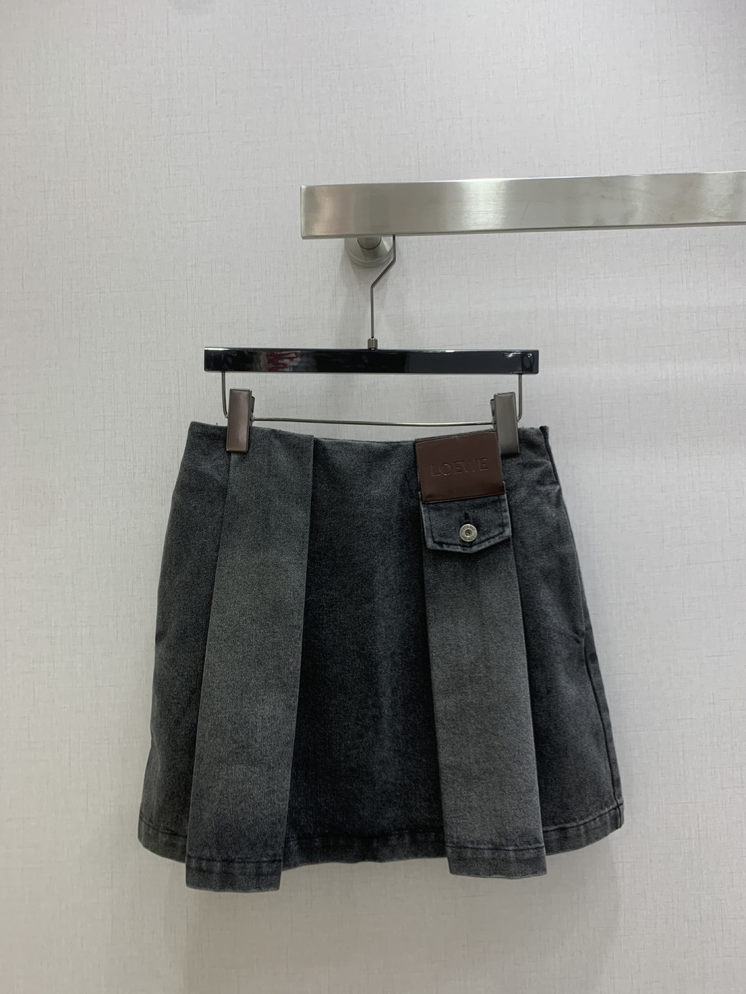 NO:657182,Highly recommended LOE*2025 new autumn and winter style pleated leather brand denim skirt, smart and fashionable outfit!  Retro denim with enzyme washing process. Belt leather tag design, vertical cut, versatile, practical and stylish!  A must-have for casual and handsome commuting, the custom-made twill pure cotton denim washed fabric is very wide and comfortable!  Two colors SMLXL code, high quality ABC,,loewe,skirts,alexander wang19860909强烈推荐 LOE*2025秋冬新款 压褶皮牌牛仔半裙 高智感时髦精穿搭！酵素洗水工艺复古牛仔.腰带皮牌设计立裁版型百搭实穿又有设计感！休闲帅气通勤必备品,定制斜纹纯棉牛仔洗水面料挺阔舒适！两个色 SMLXL码 高品质ABC,,loewe,skirts,alexander wang,Women's clothing