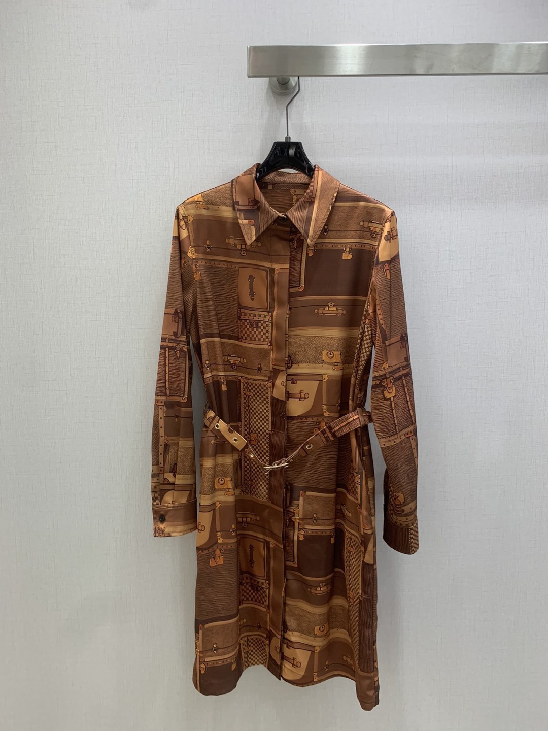 NO:657153,Highly recommended LV*2025 new autumn and winter printed belt lapel shirt dress  Customized YB imported twill cotton material, fine texture, smooth and comfortable, lapel shirt dress tailoring, the main color is dark and light brown, using printing technology to create classic product patterns such as leather buckle bags, high-end style, without losing the old-money feel, using tailoring and details to enhance sophistication, hidden button placket straight waist profile design, natural drape, highlighting the relaxed and lazy temperament, with a perforated belt to outline the waist, slimming the waist, daily commuting wear, advanced relaxation. One color  SMLXL code high quality ABC,,louis vuitton,skirts,shirts,alexander wang19860909强烈推荐 LV*2025秋冬新款 印花腰带翻领衬衫连衣裙 定制YB进口斜纹棉材质,质感细腻,垂顺舒适,翻领衬衫连衣裙剪裁,通体深浅棕色为主色调,以印花工艺打造皮扣箱包等经典产品图案,格调高级,不失老钱感,利用剪裁和细节提升精致度,纽扣隐藏式开襟直筒腰间轮廓设计,自然垂坠,凸显松弛慵懒气质,搭配穿孔腰带可勾勒腰身,收腰显瘦,日常通勤穿搭,高级松弛.一个色 SMLXL码 高品质ABC,,louis vuitton,skirts,shirts,alexander wang,Women's clothing