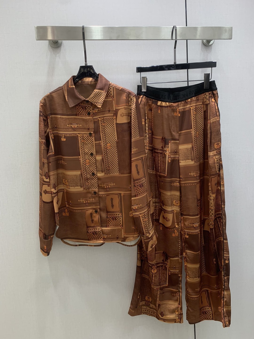NO:657190,Highly recommended LV*2025 new autumn and winter retro print suit  Customized YB imported twill cotton material, fine texture, smooth and comfortable, lapel long-sleeved shirt and wide-leg trousers suit, with dark and light brown as the main color throughout, using printing technology to create classic product patterns such as leather buckle bags, high-end style, without losing the sense of old money, using tailoring and  The details enhance the sophistication. Pair it with the trousers of the same series. The black threaded elastic webbing at the waist fits the human body. The embroidered three-dimensional letter logo highlights the style. The tailoring is tolerant and flexible. The upper body of the set shows a relaxed and lazy temperament. It can be worn for daily commuting and vacation. It is high-end and relaxed. One color  SMLXL code high quality ABC,,louis vuitton,shirts,alexander wang19860909强烈推荐 LV*2025秋冬新款 复古印花套装 定制YB进口斜纹棉材质,质感细腻,垂顺舒适,翻领长袖衬衫阔腿长裤套装,通体深浅棕色为主色调,以印花工艺打造皮扣箱包等经典产品图案,格调高级,不失老钱感,利用剪裁和细节提升精致度,搭配同系列长裤,腰身黑色螺纹弹力织带贴合人体,刺绣立体字母徽标凸显格调,裁剪包容且灵便,成套上身呈现松弛慵懒气质,日常通勤度假穿搭,高级松弛.一个色 SMLXL码 高品质ABC,,louis vuitton,shirts,alexander wang,Women's clothing