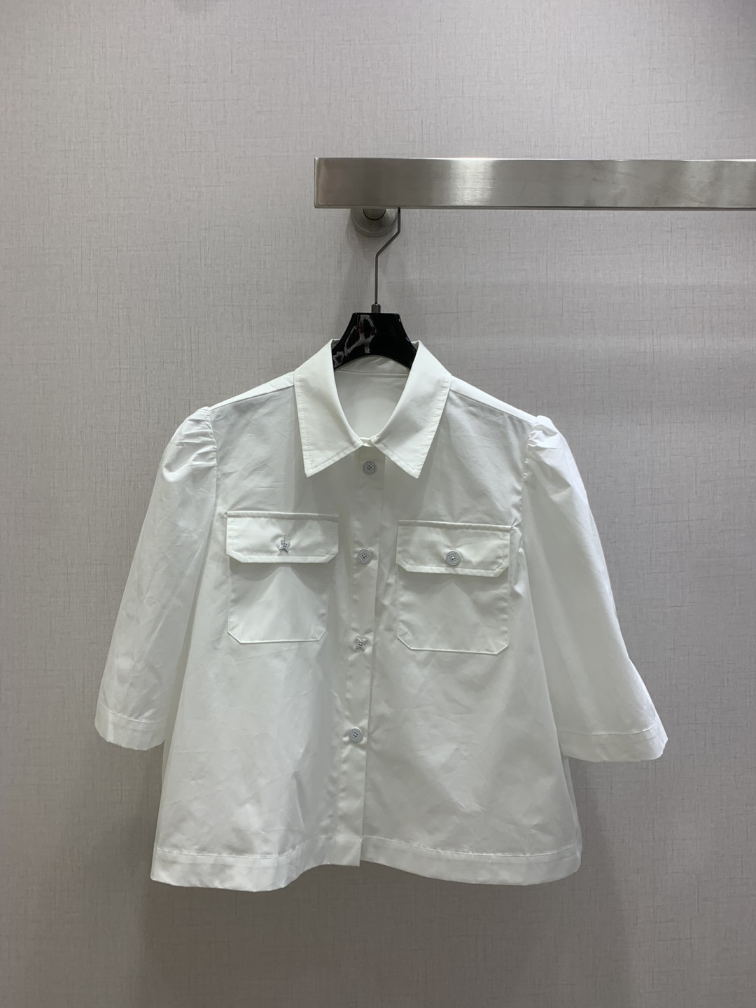 NO:657180,Highly recommended LV*2025 new autumn and winter lapel pocket mid-sleeve shirt. Customized YB twill cotton material, delicate texture, comfortable to wear, lapel and elbow mid-sleeve shirt style, shoulder pleat processing to create a slightly puffed sleeve effect, more modified arm lines, with the non-repeated four-leaf clover imprinted round button shape on the front of the flap pocket, brightening the details, low-key style, the texture is more relaxed and simple, showing a casual literary style. One color SMLXL code  High quality ABC,,louis vuitton,shirts,alexander wang19860909强烈推荐 LV*2025秋冬新款 翻领口袋中袖衬衫 定制YB斜纹全棉材质,质感细腻,穿搭舒适,翻领及肘中袖衬衣版型,肩膀褶皱处理呈现微蓬泡泡袖效果,更修饰手臂线条,配合翻盖口袋前襟不重复的四叶草印刻圆扣造型,点亮细节,低调彰显风格,质感更为松弛简约,呈现随性文艺的穿搭风格.一个色 SMLXL码 高品质ABC,,louis vuitton,shirts,alexander wang,Women's clothing