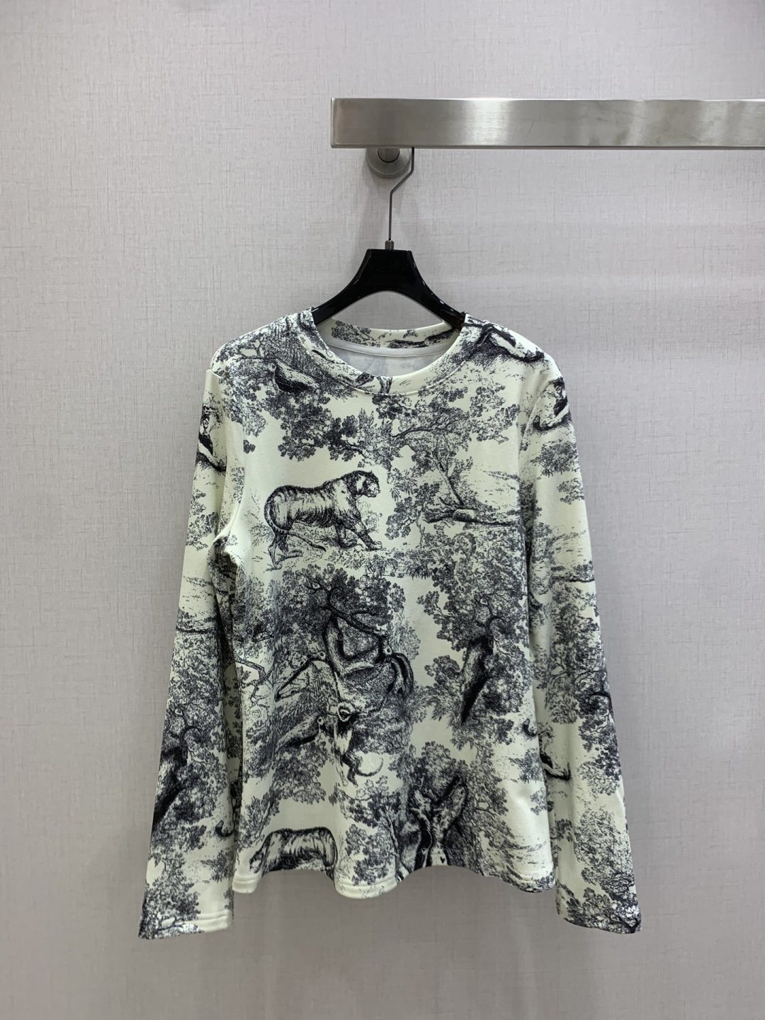 NO:657157,Highly recommended DIO* 2025 new autumn and winter style DeRong animal print long-sleeved bottoming top. Customized YB fabric with fine texture. Warm and comfortable to wear. Newspaper printing logo highlights the brand style. The material is elastic and presents a slimming visual effect. The collar and chest logo instantly becomes a fashion item, highlighting high-end style. It is stylish when worn alone. It reduces age and style. Two colors SML code. High quality ABC, dior, alexander wang19860909强烈推荐 DIO*2025秋冬新款 德绒动物印花长袖打底上衣 定制YB面料质感细腻 保暖穿搭舒适 报纸印花logo凸显品牌格调 材质带有弹力 呈现显瘦视觉效果 领胸logo秒变时尚单品 彰显高级格调 单穿内搭都出彩时髦 减龄洋气 两个色 SML码 高品质ABC,,dior,alexander wang,Women's clothing