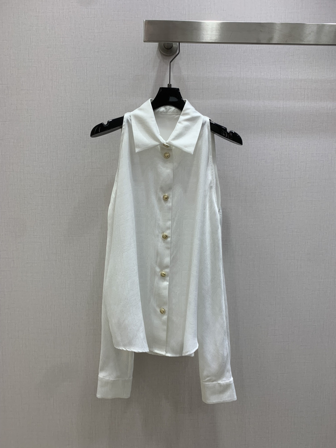 NO:658607,Highly recommended CHA*2025 new autumn and winter off-shoulder jacquard dark pattern lapel shirt  Customized YB imported silk cotton material, comfortable and delicate texture, comfortable to wear, off-shoulder shirt with lapel cut, all-over checkered double C logo dark pattern, low-key and elegant color matching, with printed logo decoration on the front, simple design highlights the brand style, shoulder hollow design on both sides, sexy and careful, the upper body is full of lazy and fashionable atmosphere, casually matched with skirts or trousers, the sophistication is instant, easy to wear with a foreign style. One color SML code  High quality ABC,,skirts,shirts,alexander wang19860909强烈推荐 CHA*2025秋冬新款 露肩提花暗纹翻领衬衫 定制YB进口丝绵材质,质感舒适细腻,穿搭舒适,翻领露肩衬衣剪裁,通体满铺方格双C徽标暗纹,配色低调优雅,搭配前襟印刻徽标装饰,简洁设计彰显品牌格调,两侧肩膀挖肩镂空设计,性感小心机,上身充满慵懒时尚气息,随意搭配半裙或裤子,精致度瞬间,轻松穿搭出洋气感.一个色 SML码 高品质ABC,,skirts,shirts,alexander wang,Women's clothing