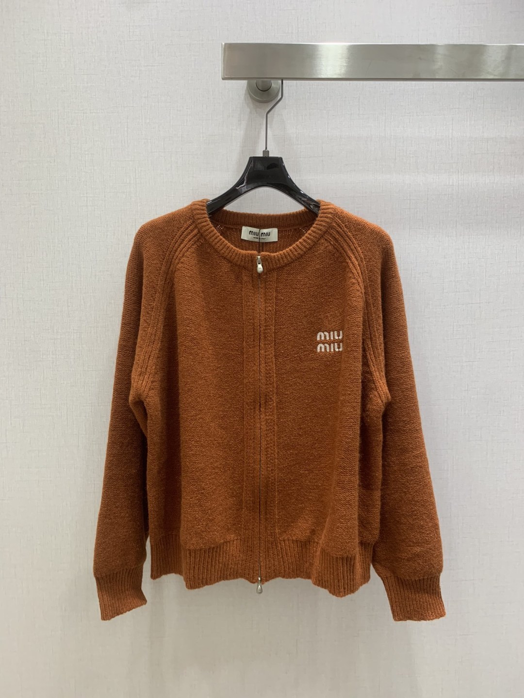 NO:658604,Highly recommended MIU* 2025 new autumn and winter style. Round neck zipper cardigan jacket. Warm winter caramel brown zipper cardigan. It has the atmosphere of autumn and winter. Warm brown is full of soft and waxy texture. Simple round neck + metal zipper, neat and casual. Full letter embroidery on the chest with sweet and cool logo. Loose fit suitable for various inner wear. Layered or worn alone for commuting. Lazy and fashionable. Versatile for autumn and winter wardrobe. One color SML code  High quality ABC,,miumiu,jackets & coats,alexander wang19860909强烈推荐 MIU*2025秋冬新款 圆领拉链开衫外套 暖冬焦糖棕拉链开衫 是秋冬氛围感 暖调棕裹满软糯质感 简约圆领+金属拉链利落又随性 胸前字母全拼刺绣自带甜酷标识 宽松版型适配各种内搭 通勤叠穿或单穿都慵懒时髦 秋冬衣橱的百搭刚需 一个色 SML码 高品质ABC,,miumiu,jackets & coats,alexander wang,Women's clothing