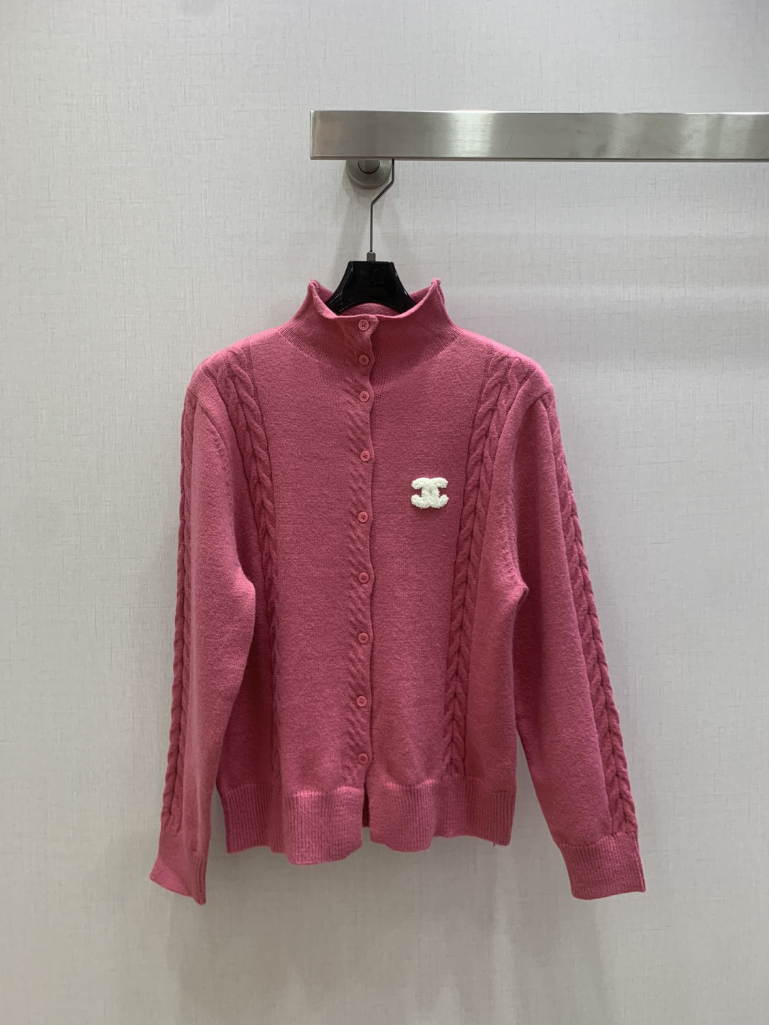 NO:658616,Highly recommended CHA*2025 new autumn and winter half turtleneck buttoned cardigan jacket, small fragrant rose red cardigan, high-end custom wool blended fabric, rich rose red with a bright atmosphere, cable texture is full of soft and waxy warmth, half turtleneck + button design is neat and elegant, three-dimensional double C mark on the chest is exquisite and careful, looks great with black pants or white skirt, can be worn for commuting and dating, with its own nobility and sweetness. One color SML code  High quality ABC,,skirts,jackets & coats,alexander wang19860909强烈推荐 CHA*2025秋冬新款 半高领纽扣开衫外套 小香风玫红色开衫 高级定制羊毛混纺面料 浓郁玫红自带明艳氛围 绞花肌理裹满软糯暖意 半高领+排扣设计利落又显气质 胸口立体双C标是精致小心机 搭黑裤或白裙都出彩 通勤约会穿都自带贵气甜飒 一个色 SML码 高品质ABC,,skirts,jackets & coats,alexander wang,Women's clothing