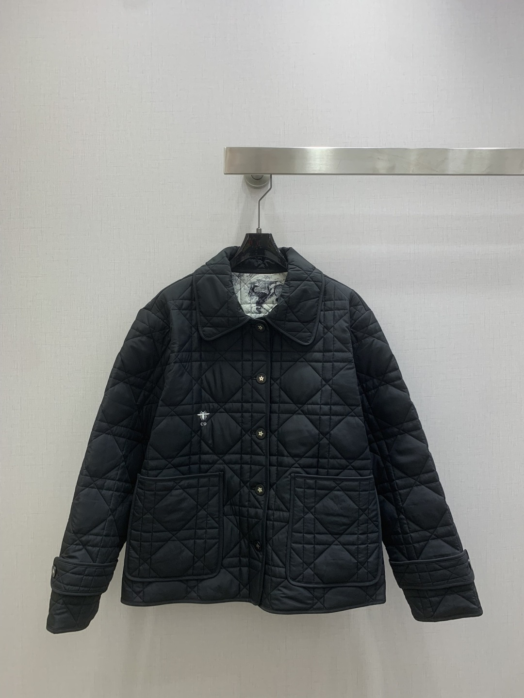 NO:658948,Highly recommended DIO* 2025 new autumn and winter style. Lapel-breasted cannage pattern quilted jacket. A must-have temperament item for autumn and winter. Cannage pattern quilted design. It is as exquisite inside and outside. It is very light and not bulky. It is warm and powerful. The focus is that it is fashionable enough. It is very elegant. Two colors. SML code. High quality ABC, dior, jackets & coats, alexander wang19860909强烈推荐 DIO*2025秋冬新款 翻领排扣藤格纹夹棉外套 秋冬必备气质单品 藤格纹夹棉设计 内外一样精致 非常轻便不会笨重 保暖又很强大 重点是足够时髦感 很显优雅气场 两个色 SML码 高品质ABC,,dior,jackets & coats,alexander wang,Women's clothing