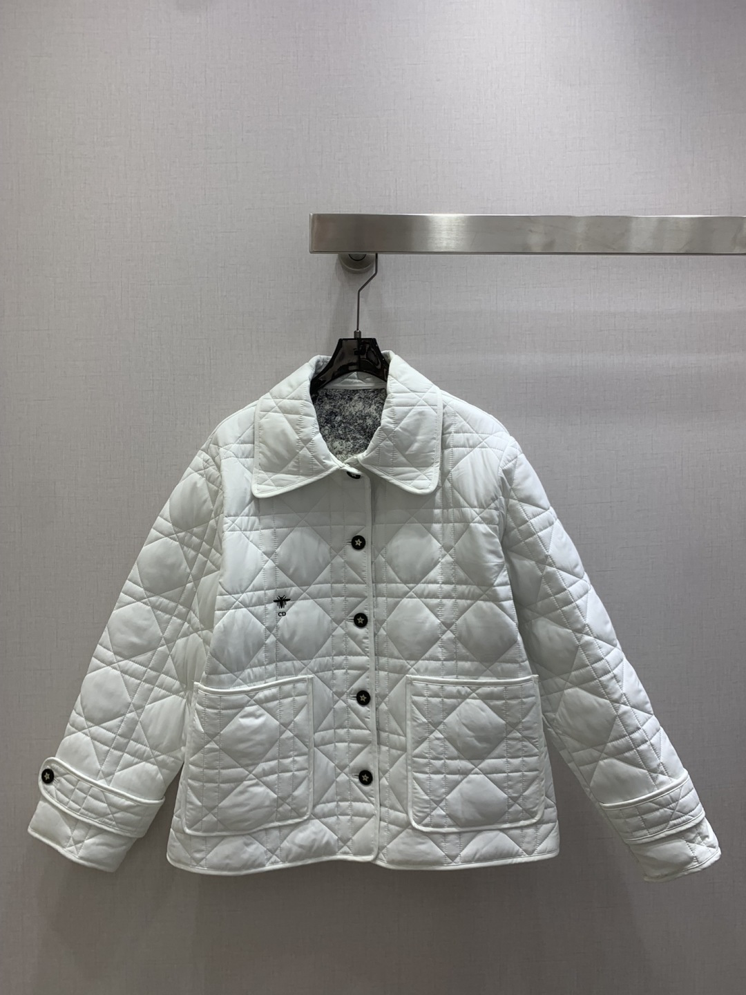 NO:658942,Highly recommended DIO* 2025 new autumn and winter style. Lapel-breasted cannage pattern quilted jacket. A must-have temperament item for autumn and winter. Cannage pattern quilted design. It is as exquisite inside and outside. It is very light and not bulky. It is warm and powerful. The focus is that it is fashionable enough. It is very elegant. Two colors. SML code. High quality ABC, dior, jackets & coats, alexander wang19860909强烈推荐 DIO*2025秋冬新款 翻领排扣藤格纹夹棉外套 秋冬必备气质单品 藤格纹夹棉设计 内外一样精致 非常轻便不会笨重 保暖又很强大 重点是足够时髦感 很显优雅气场 两个色 SML码 高品质ABC,,dior,jackets & coats,alexander wang,Women's clothing