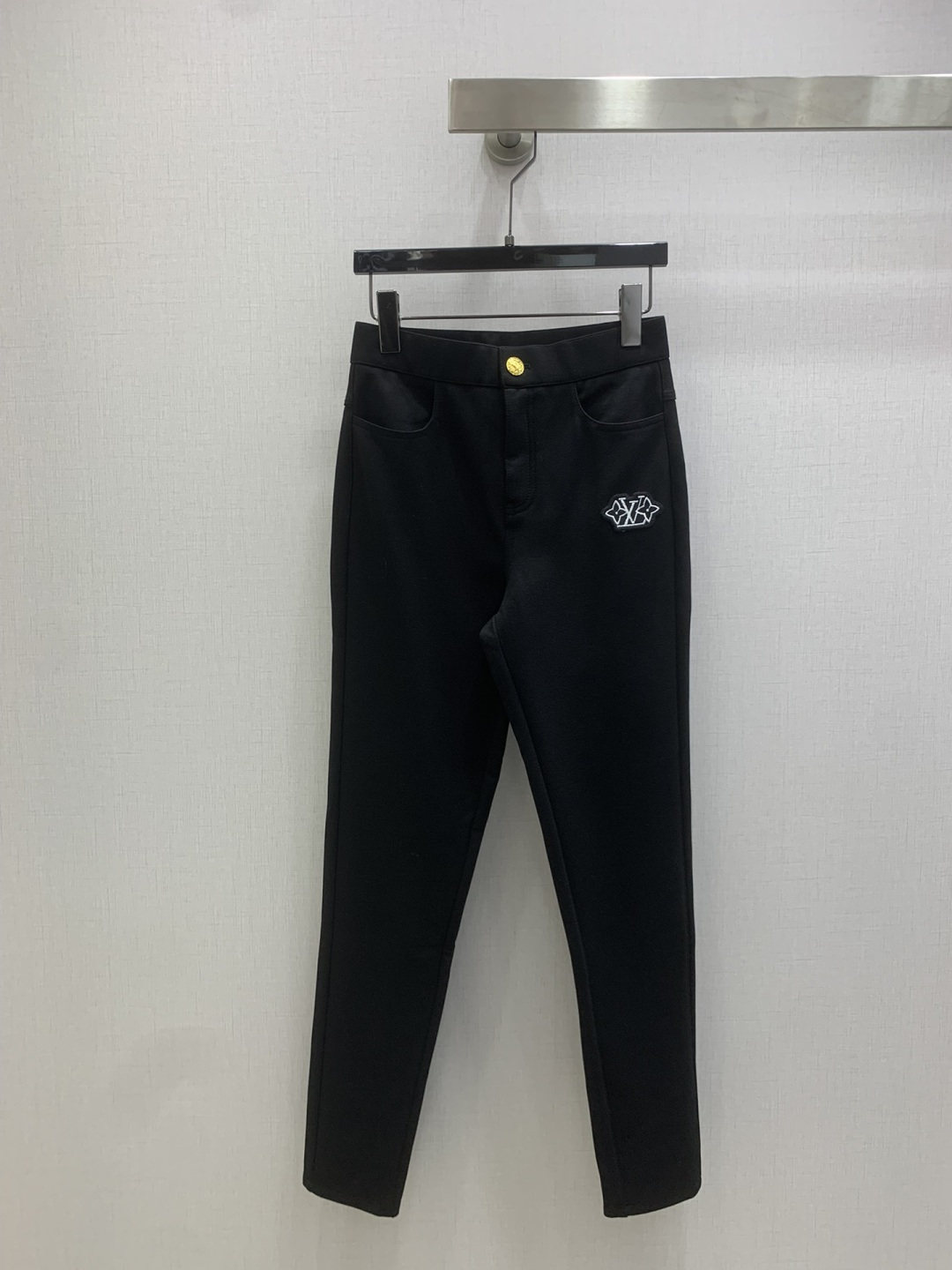 NO:658940,Highly recommended LV*2025 autumn and winter new style Thickened embroidered trousers Waist letter logo gold buckle decoration Highly customized imported high-density fabric Basic version Versatile artifact One color SML code High quality ABC, Louis Vuitton, Alexander Wang19860909强烈推荐 LV*2025秋冬新款 加厚绣品长裤 腰头字母logo金扣装饰 高定制进口高密度面料 基础版型 百搭神器 一个色 SML码 高品质ABC,,louis vuitton,alexander wang,Women's clothing