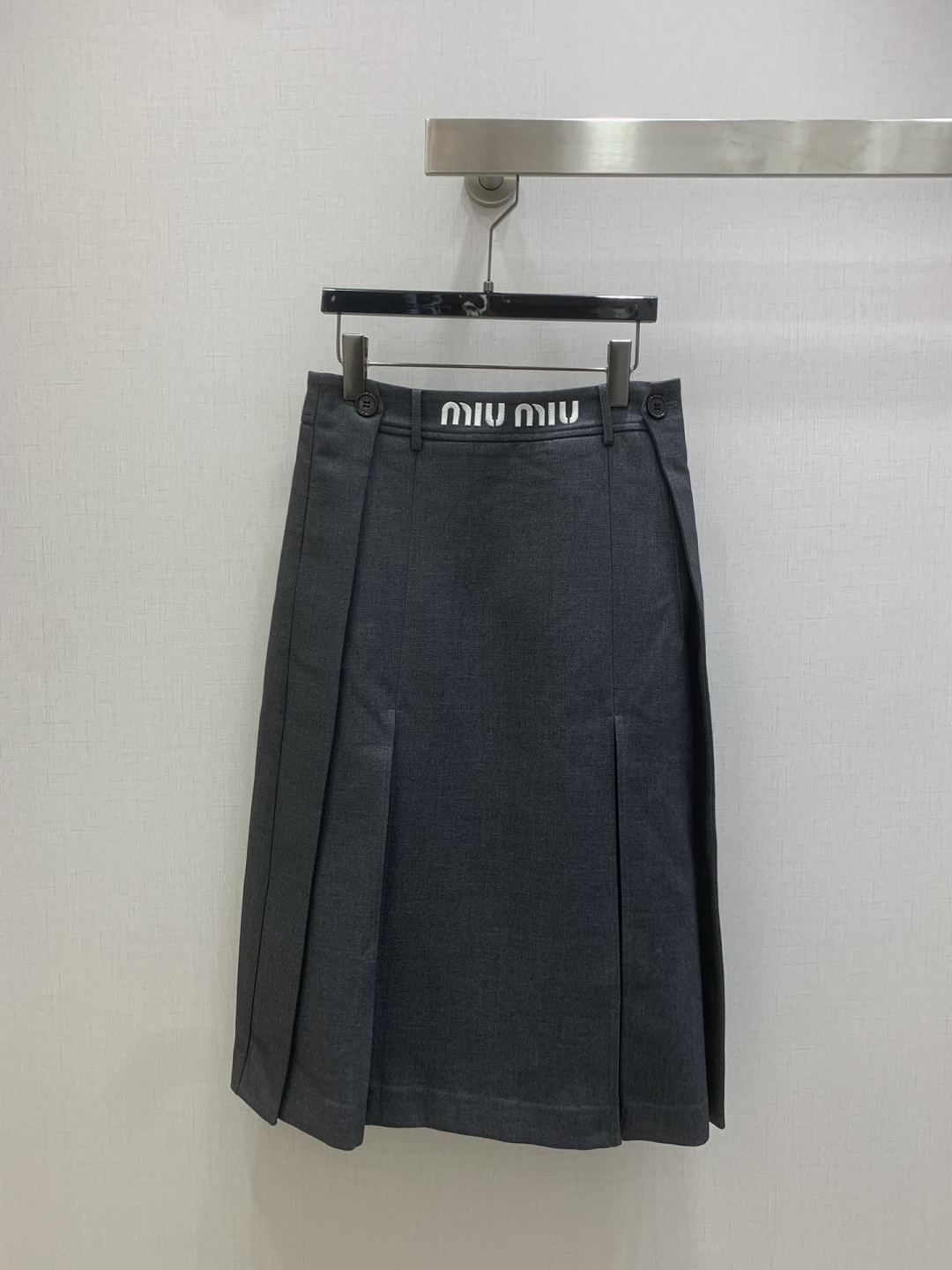 NO:658937,Highly recommended MiU*2025 new autumn and winter letter pleated long skirt. Full texture. Elegant design. OK for daily OL. A fashionable pleated skirt with unique charm. Two colors. SML code. High quality ABC,,miumiu,skirts,alexander wang19860909强烈推荐 MiU*2025秋冬新款 字母压褶长半裙 质感十足 优雅气质设计 日常OL都OK 一款具有独特魅力的时尚百褶裙 两个色 SML码 高品质ABC,,miumiu,skirts,alexander wang,Women's clothing