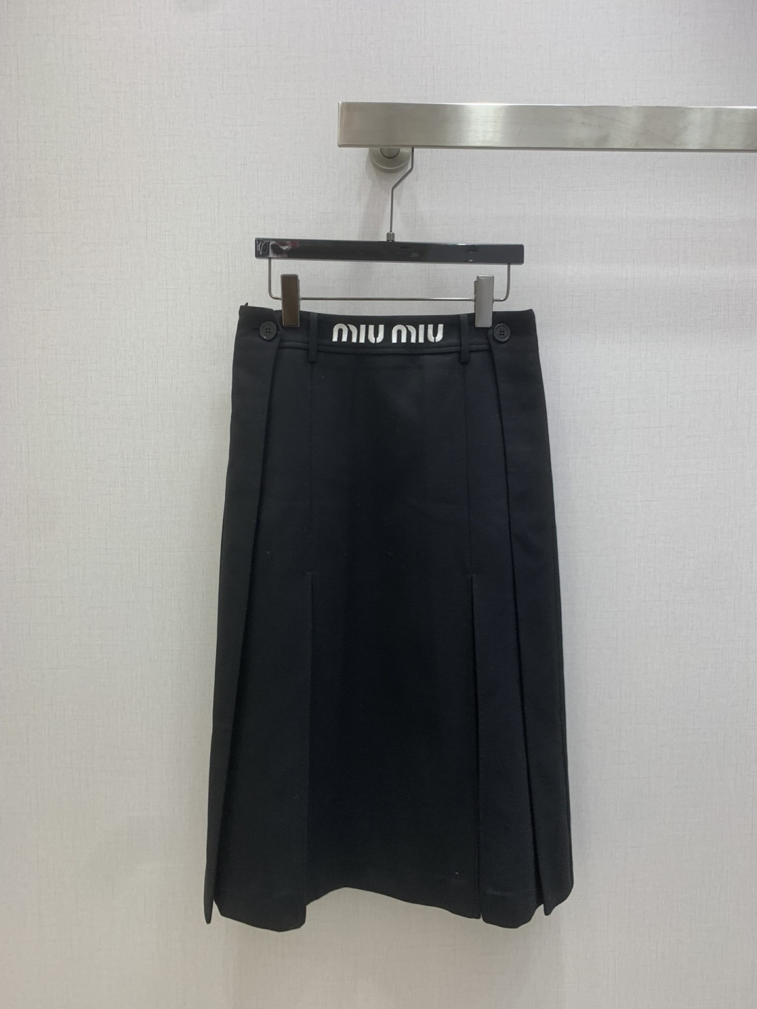 NO:658933,Highly recommended MiU*2025 new autumn and winter letter pleated long skirt. Full texture. Elegant design. OK for daily OL. A fashionable pleated skirt with unique charm. Two colors. SML code. High quality ABC,,miumiu,skirts,alexander wang19860909强烈推荐 MiU*2025秋冬新款 字母压褶长半裙 质感十足 优雅气质设计 日常OL都OK 一款具有独特魅力的时尚百褶裙 两个色 SML码 高品质ABC,,miumiu,skirts,alexander wang,Women's clothing