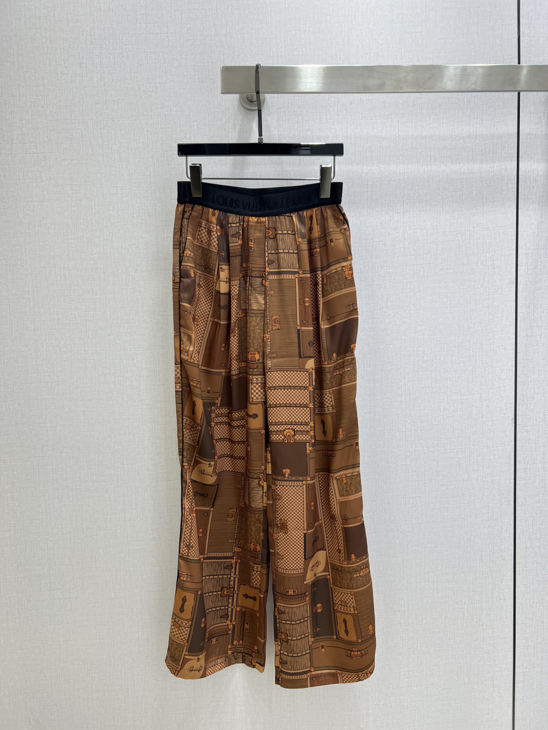 NO:658936,Highly recommended LV*2025 autumn and winter new styles, retro lapel long-sleeved shirts, retro printed wide-leg trousers, separate batches, aristocratic retro style, window series, digital heat transfer printing, mulberry silk, low-key luxury and high-end!  The style is light and elegant. It has a lazy romantic vacation style. The quality of workmanship depends on the details!  One color SMLXL code high quality, louis vuitton, shirts, alexander wang19860909强烈推荐 LV*2025秋冬新款 复古翻领长袖衬衫复古印花阔腿长裤 分开批 贵族复古风 橱窗系列 数码热转印印花 桑蚕丝 低调奢华高级！造型风轻盈高雅.慵懒的浪漫渡假风,做工品质看细节！一个色 SMLXL码 高品,,louis vuitton,shirts,alexander wang,Women's clothing