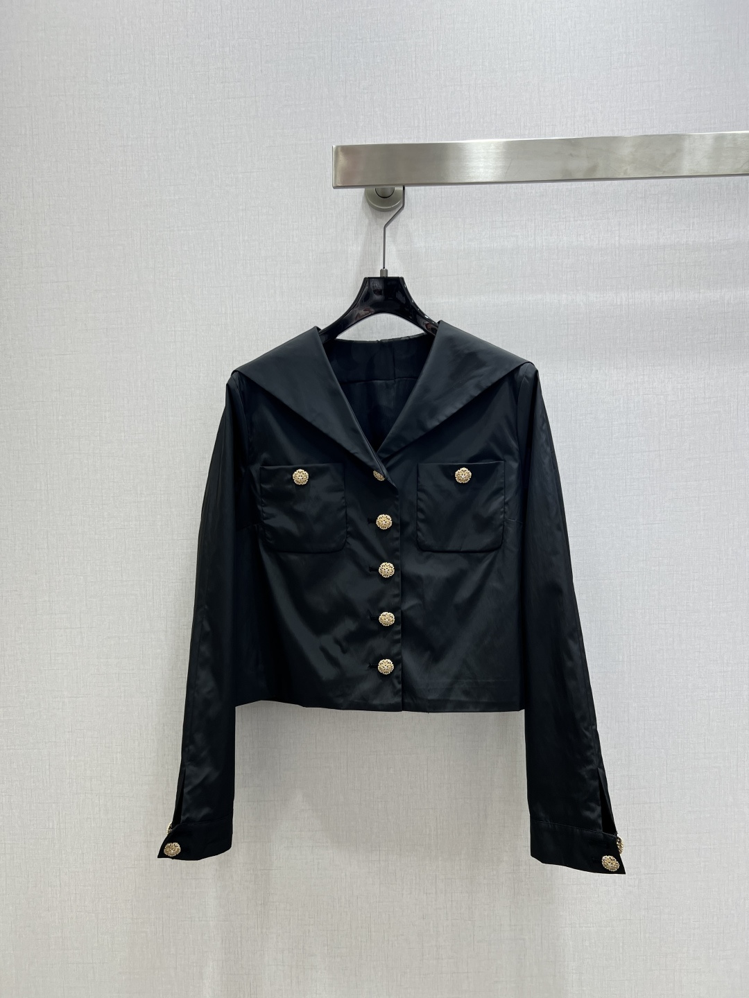 NO:663417,Highly recommended CHA* new autumn and winter navy lapel long-sleeved jacket pleated double pocket long skirt batch separately  Customized YB imported thick silk material, glossy texture, light and comfortable to wear, shawl shirt and mid-length skirt suit, the collar of the top is treated with a navy shawl, with rhinestone camellia placket buttons as the finishing touch, simple and high-end, paired with the mid-length skirt of the same series  , the skirt fits the waist and abdomen and spreads out, the camellia rhinestone placket echoes up and down, it is low-key and luxurious, showing a fashionable style. The umbrella-shaped pleats are obvious, modifying the leg shape, making the legs slimmer and looser. The complete set is more western-style, and the college-style retro atmosphere is full. One color  SML code high quality outerwear,skirts,jackets & coats,shirts,shawls, 19860909强烈推荐 CHA*秋冬新款 海军翻领长袖外套压褶双口袋长半裙 分开批 定制YB进口丝塔稠材质,质感光泽,穿搭轻盈舒适,披肩衬衫中长半裙套装,上衣领边呈现海军披肩处理,配合水钻山茶花襟扣点睛,简约高级,搭配同系列中长半裙,腰腹贴合裙摆散开,山茶花水钻襟扣上下呼应,低调奢华,尽显时髦格调穿搭,伞状褶皱放量明显,修饰腿形显瘦松弛,成套搭配更洋气,学院感复古气息拉满.一个色 SML码 高品质外,,skirts,jackets & coats,shirts,shawls, ,Women's clothing