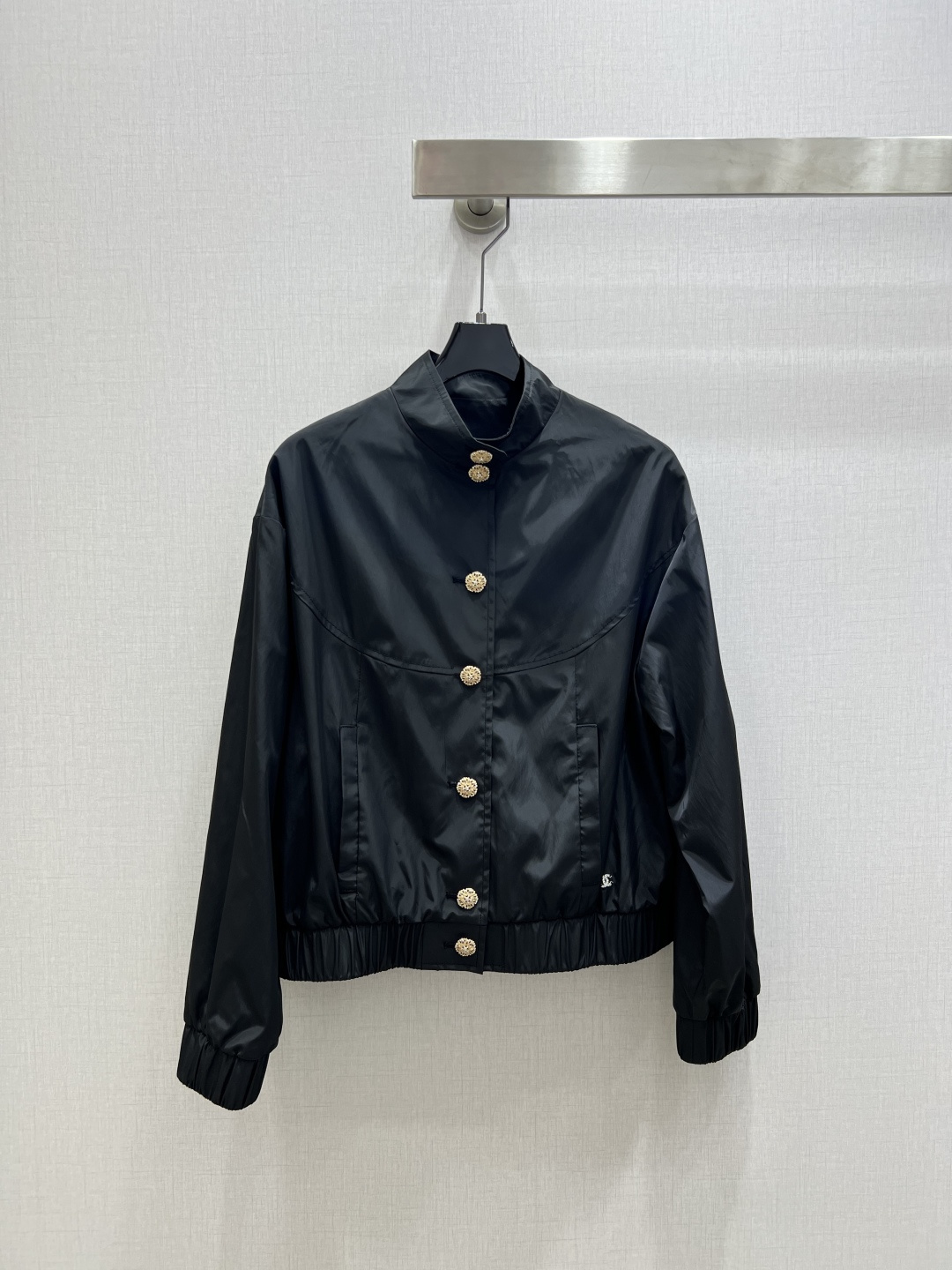 NO:663407,Highly recommended CHA* new autumn and winter stand-up collar jacket. Customized YB imported silk thick material, glossy texture, light and comfortable to wear. Stand-up collar jacket style. The front is embellished with a camellia placket made of rhinestones, which emits light with the refraction of light. It echoes the double C logo on the hem. The fragrance is full of style. The dark pattern jacquard lining once again echoes the brand positioning. The large-capacity symmetrical pockets enhance practicality and make the outfit high-end and fashionable. One color SML code  High quality ABC,,chanel,jackets & coats,jackets & coats, 19860909强烈推荐 CHA*秋冬新款 立领夹克外套 定制YB进口丝塔稠材质,质感光泽,穿搭轻盈舒适,立领夹克外套版型,前襟点缀水钻组合成的山茶花襟扣,随光线折射散发光芒,呼应下摆双C徽标,香家格调拉满,内衬暗纹提花再度呼应品牌定位,大容量对称口袋增强实用性,穿搭高级时髦.一个色 SML码 高品质ABC,,chanel,jackets & coats,jackets & coats, ,Women's clothing