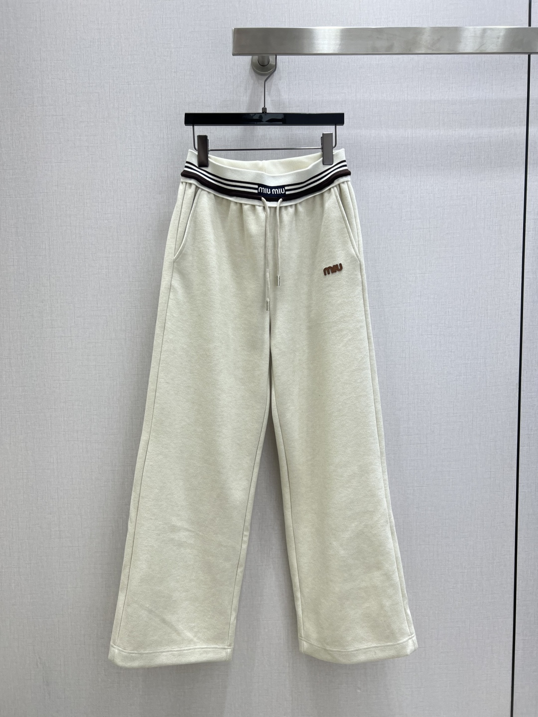 NO:663463,Highly recommend MiU*'s new autumn and winter wide-leg trousers with webbing letters. Both colors are excellent. You are not picky about your body shape. The upper body is particularly great!  The style of matching is also very versatile. Exquisite advanced customization. The texture of the textured fabric is awesome. Retro and elegant. The upper body is cool and handsome, age-reducing and fashionable. Two colors. SML code. High quality ABC,,miumiu, 19860909强烈推荐 MiU*秋冬新款 织带字母阔腿长裤 两色都很优秀 不挑剔身形要求 上身特别赞！搭配的风格也很通吃 精致高级定制 富有肌理感的面料质感超赞 复古优雅 上身酷帅减龄时髦精 两个色 SML码 高品质ABC,,miumiu, ,Women's clothing