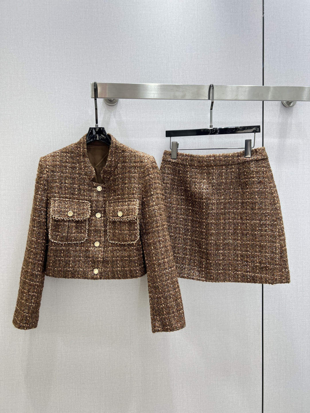 NO:663431,Highly recommended CHA* new autumn and winter tweed double pocket skirt suit, small French style, classic style, fell in love at first sight, the version design can modify the neck line very well, the upper body temperament is immediately improved, custom buttons, the version is very beautiful on the upper body, the color is super white, one color SMLXL code, high quality ABC,, skirts,  19860909强烈推荐 CHA*秋冬新款 粗呢双口袋半裙套装 小香风法式 经典造型 一眼就爱上了,版型设计能很好的修饰颈部线条,上身气质立马提升,定制纽扣,版型上身巨好看,颜色超显白 一个色 SMLXL码 高品质ABC,,skirts, ,Women's clothing