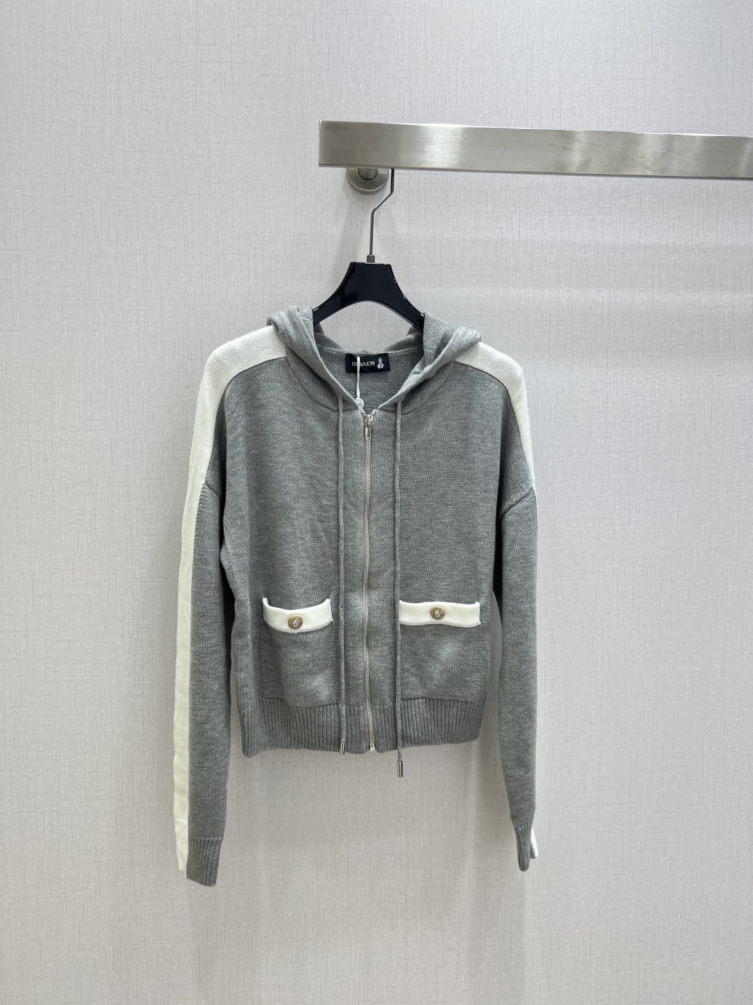 NO:663390,Highly recommended for DIN*'s new fall and winter style. The main body of the contrasting knitted hooded cardigan jacket is soft and comfortable. The sleeves are spliced ​​in white, which is very eye-catching. The zipper design is easy to put on and take off. The hood has a casual feel. There are two pockets on the front, which is practical and fashionable. It looks great with jeans or sweatpants, and it is easy to create a dynamic daily look!  Two colors SML code high quality ABC,,jeans,jackets & coats,hats, 19860909强烈推荐 DIN*秋冬新款 撞色针织连帽开衫外套主体柔软舒适,袖子拼接白色,视觉超吸睛,拉链设计方便穿脱,连帽休闲感满满,前有两个口袋,实用又时髦.随手搭牛仔裤或运动裤都很出彩,轻松打造活力日常look！两个色 SML码 高品质ABC,,jeans,jackets & coats,hats, ,Women's clothing