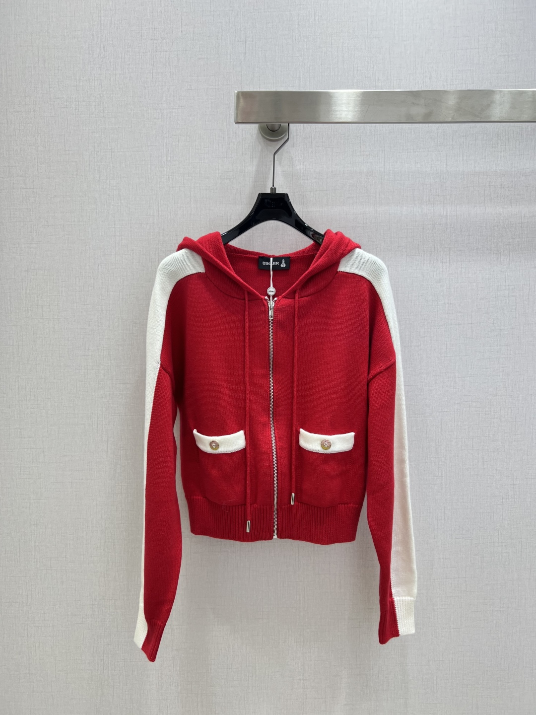 NO:663398,Highly recommended for DIN*'s new fall and winter style. The main body of the contrasting knitted hooded cardigan jacket is soft and comfortable. The sleeves are spliced ​​in white, which is very eye-catching. The zipper design is easy to put on and take off. The hood has a casual feel. There are two pockets on the front, which is practical and fashionable. It looks great with jeans or sweatpants, and it is easy to create a dynamic daily look!  Two colors SML code high quality ABC,,jeans,jackets & coats,hats, 19860909强烈推荐 DIN*秋冬新款 撞色针织连帽开衫外套主体柔软舒适,袖子拼接白色,视觉超吸睛,拉链设计方便穿脱,连帽休闲感满满,前有两个口袋,实用又时髦.随手搭牛仔裤或运动裤都很出彩,轻松打造活力日常look！两个色 SML码 高品质ABC,,jeans,jackets & coats,hats, ,Women's clothing