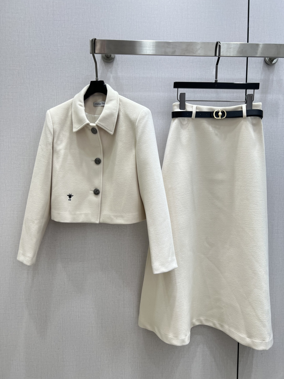 NO:663440,Highly recommend DIO* new autumn and winter lady style belt long skirt suit, classic and stylish, with its own aura, the fabric texture is very nice, fashionable and high-end, the color is super positive, the upper body is white and slim, it has a cool and handsome series, the upper body is full of aura when walking, the length is just right, easy to control, one color SML code, high quality ABC, dior, skirts,  19860909强烈推荐 DIO*秋冬新款 名媛风腰带长半裙套装 经典又有型 自带气场 面料质感很奈斯 时髦又高级 颜色超级正 上身显白又显瘦 自带酷帅感的系列 走路都带风上身气场全开 长度恰到好处 轻松驾驭 一个色 SML码 高品质ABC,,dior,skirts, ,Women's clothing