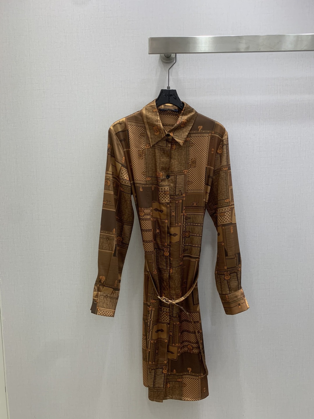 NO:658929,Highly recommended LV*2025 autumn and winter new style retro belt shirt dress mulberry silk aristocratic retro style window series digital heat transfer printing low-key luxury and high-end!  The style is light and elegant. It has a lazy romantic vacation style. The quality of workmanship depends on the details!  One color SMLXL code high quality ABC, louis vuitton, skirts, shirts, alexander wang19860909强烈推荐 LV*2025秋冬新款 复古腰带衬衫连衣裙 桑蚕丝 贵族复古风 橱窗系列 数码热转印印花 低调奢华高级！造型风轻盈高雅.慵懒的浪漫渡假风,做工品质看细节！一个色 SMLXL码 高品质ABC,,louis vuitton,skirts,shirts,alexander wang,Women's clothing