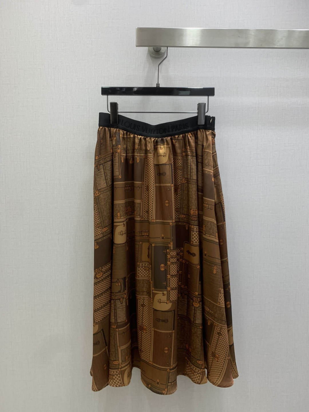 NO:658925,Highly recommended LV*2025 autumn and winter new style, retro printed long skirt, mulberry silk, aristocratic retro style, window series, digital heat transfer printing, low-key luxury and high-end!  The style is light and elegant. It has a lazy romantic vacation style. The quality of workmanship depends on the details!  One color SMLXL code high quality ABC, louis vuitton, skirts, alexander wang19860909强烈推荐 LV*2025秋冬新款 复古印花长半裙 桑蚕丝 贵族复古风 橱窗系列 数码热转印印花 低调奢华高级！造型风轻盈高雅.慵懒的浪漫渡假风,做工品质看细节！一个色 SMLXL码 高品质ABC,,louis vuitton,skirts,alexander wang,Women's clothing