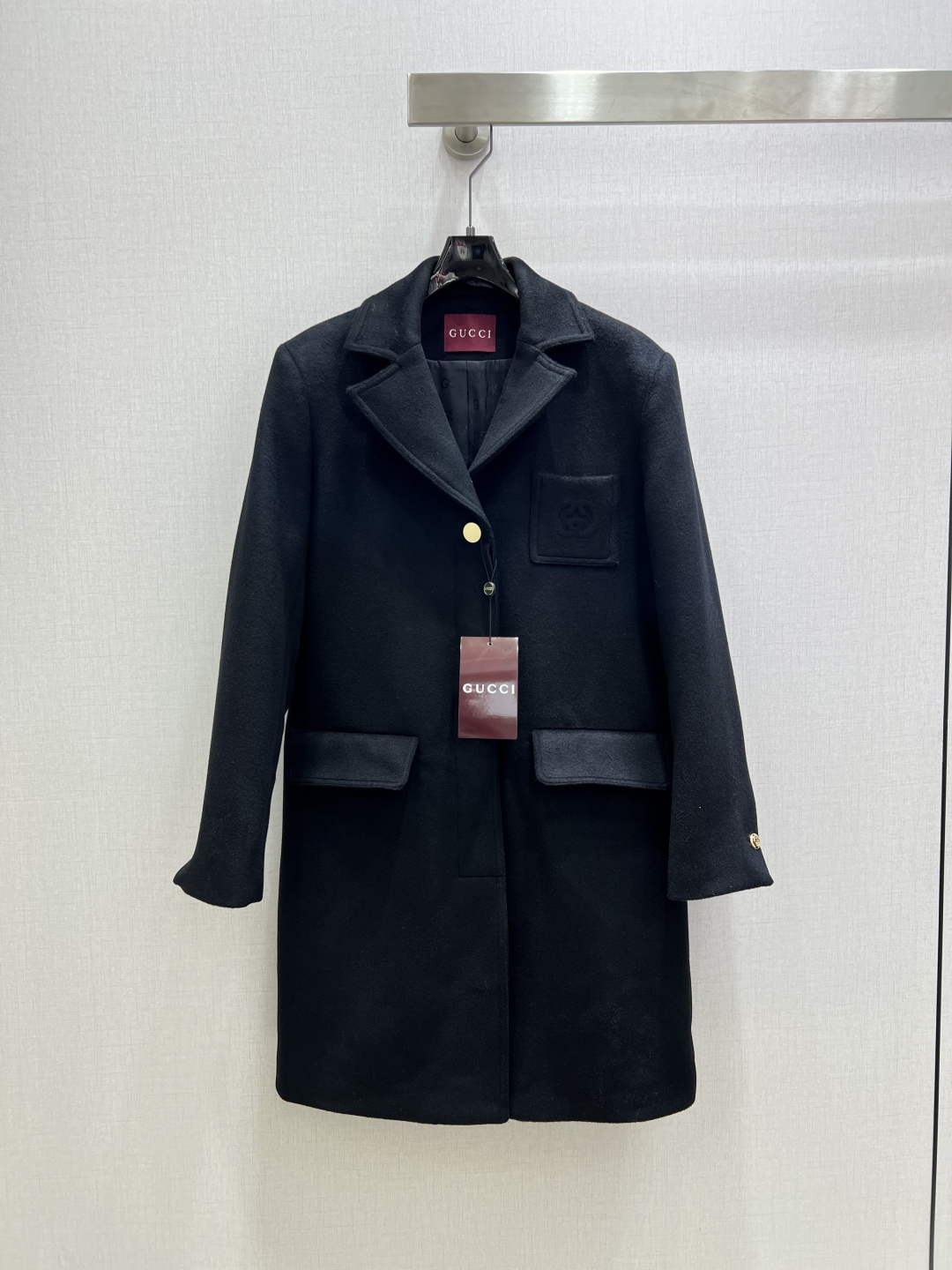 NO:663396,Highly recommended GUC* new autumn and winter shoulder lapel long coat jacket  Customized YB imported fine imitation wool material, excellent texture and appearance, long lapel woolen coat, timeless simple version, decorated with a single gold light, hidden plain black imprinted placket button adjustment, with double G letter jacquard lining, the atmosphere is fashionable and advanced, the single pocket on the chest echoes the letter logo, rich layers, calm and versatile, adaptable style is not limited, straight H version, rear hem slit, modified and tolerant, high-end and relaxed, full of autumn and winter aura. One color SML code  High quality ABC,,gucci,jackets & coats, 19860909强烈推荐 GUC*秋冬新款 正肩翻领长款大衣外套 定制YB进口精仿羊毛材质,质感品相绝佳,长款翻领毛呢大衣,经久不衰的简约版型,饰以单颗金色点亮,隐藏式素黑印刻襟扣调节,配合双G字母提花内衬,氛围时髦而高级,胸口单个口袋字母徽标呼应,丰富层次,沉稳百搭,适配风格毫不受限,直筒H版型,后下摆开叉,修饰包容身材,高级松弛,秋冬气场十足.一个色 SML码 高品质ABC,,gucci,jackets & coats, ,Women's clothing