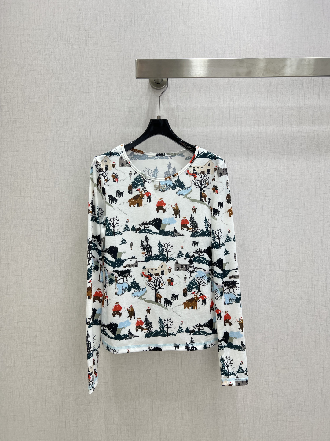 NO:663433,Highly recommended CHA* new autumn and winter round neck ski printed top 25coco Christmas ski series # Customized YB imported cotton wool material, comfortable texture, full of elasticity, slim round neck top cut, embellished with a rhinestone bow logo in the center of the chest, ski Christmas elements and other winter scenes printed all over the body, incorporating double C logo printing, highlighting the brand style, full elastic fit, narrow and elongated vision, slim and slim, and stylish when worn alone. One color SML code  High quality ABC,, 19860909强烈推荐 CHA*秋冬新款 圆领滑雪印花上衣 25coco圣诞滑雪系列#定制YB进口棉毛材质,质感舒适,弹力十足,修身圆领上衣裁剪,胸口居中位置点缀水钻蝴蝶结徽标,通体满印滑雪圣诞元素等冬日场景,融入双C徽标印花,凸显品牌格调,弹性贴身感十足,视觉收窄拉长,修身显瘦,单穿内搭都出彩时髦.一个色 SML码 高品质ABC,, ,Women's clothing