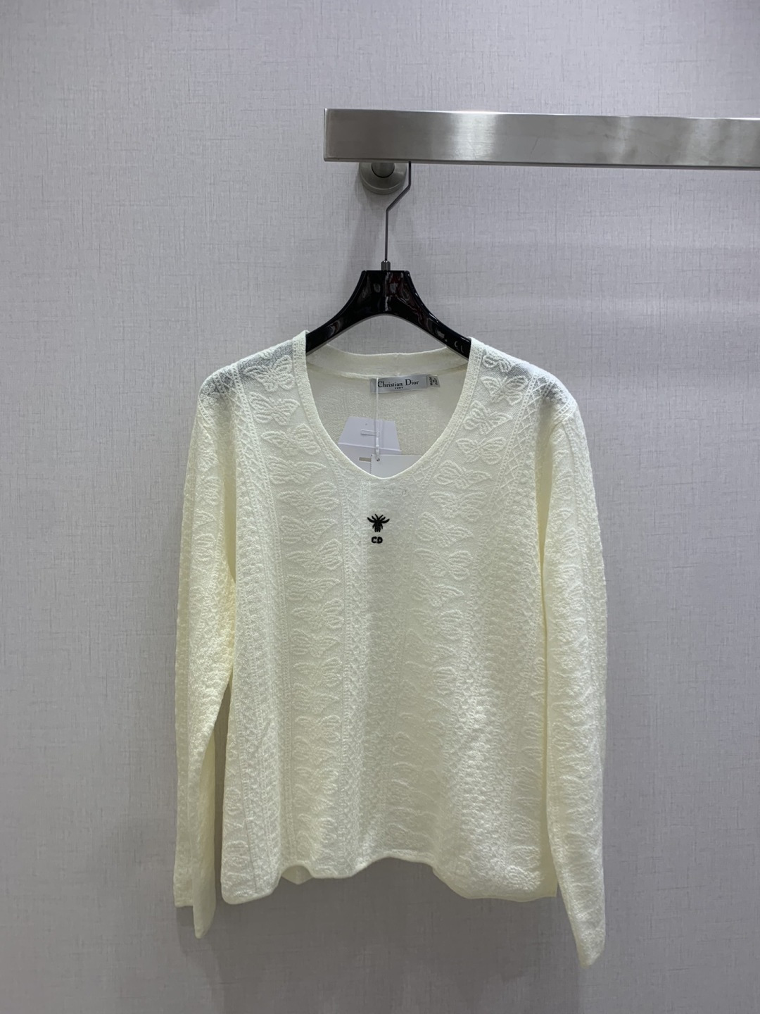 NO:663379,Highly recommended DIO* autumn and winter new heart-neck pullover sweater. Customized YB wool yarn material, delicate texture, comfortable against the skin. The heart-neck pullover sweater is cut to expose the collarbone to make the outfit slimmer. The large body is covered with flower and butterfly patterns in vertical rows, with micro-transparent processing, the style is light and beautiful, and the CD bee embroidery logo in the center adds a sense of sophistication and makes the outfit fashionable. One color SML code High quality ABC, dior, sweaters,  19860909强烈推荐 DIO*秋冬新款 桃心领套头毛衣 定制YB羊毛纱线材质,质感细腻,贴肤舒适,桃心领套头毛衣裁剪,露出锁骨让穿搭更具显瘦,大身满铺竖列分布的花朵蝴蝶图案,配合微透处理,风格轻盈唯美,居中CD蜜蜂刺绣徽标,增添精致感,穿搭气质时髦.一个色 SML码 高品质ABC,,dior,sweaters, ,Women's clothing