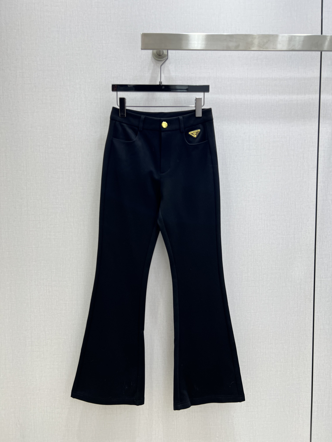 NO:664199,Highly recommended PRA* 2025 new autumn and winter triangle brand thickened boot-cut trousers, fashionable and high-end tone, a must-have item for Bai Fumei, a versatile item. The classic boot-cut trousers make the upper body slimmer and perfect!  Embellished with custom hardware!  One color SML code high quality ABC, prada,  19860909强烈推荐 PRA*2025秋冬新款 三角牌加厚微喇长裤 时髦又高级的调调 白富美必入单品百搭神器 经典微喇裤型上身显瘦绝绝子！缀饰定制五金配件！一个色 SML码 高品质ABC,,prada, ,Women's clothing
