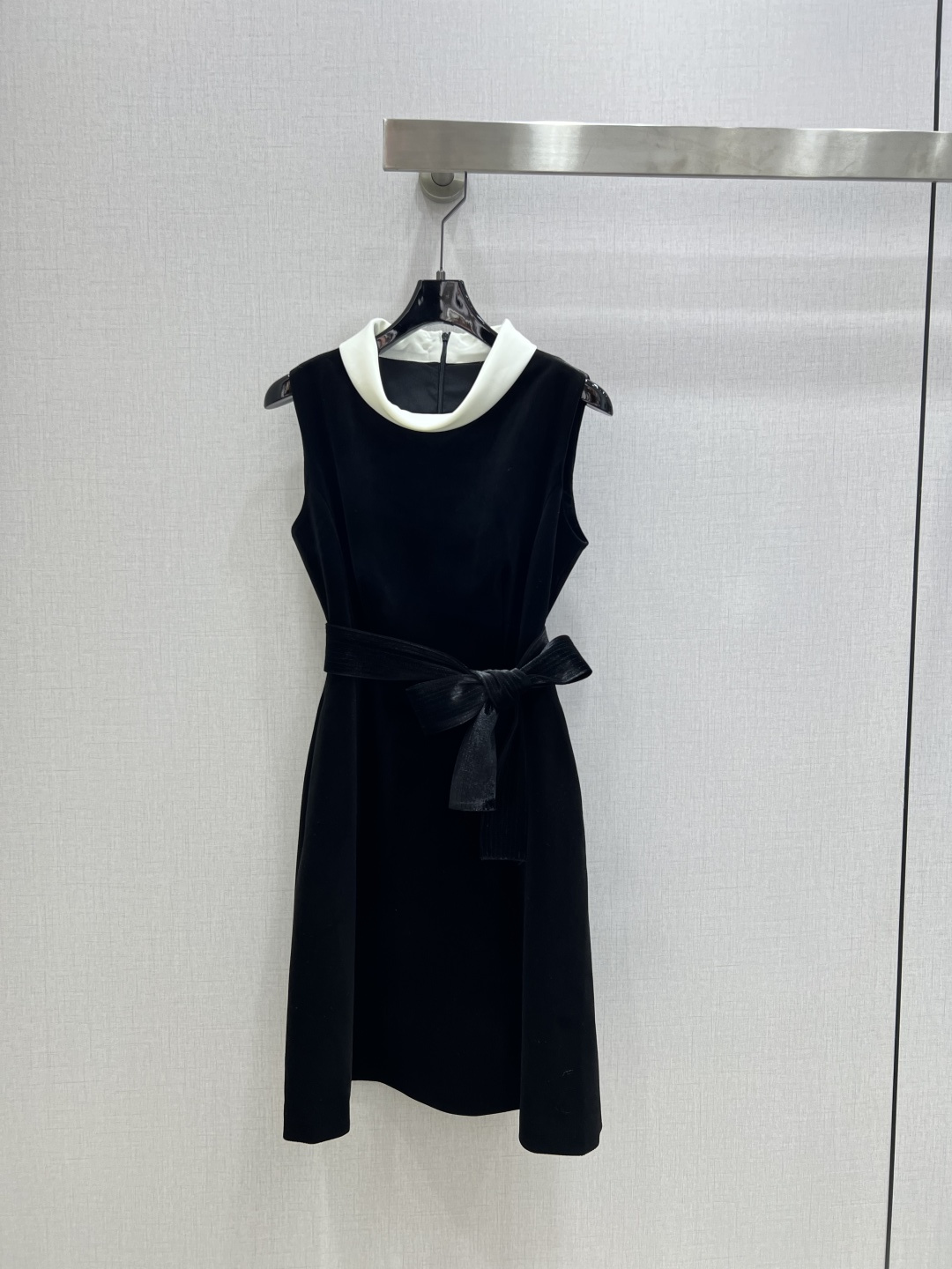 NO:665913,Highly recommended CURIEL* 2025 new autumn and winter sleeveless lace-up velvet dress. Customized velvet fabric. Retro and fashionable. It meets the dual needs of comfort and fashion and can be integrated into every daily dressing scene. The playful and age-reducing design elements echo the vitality. One color SMLXL code High quality ABC, skirts,  19860909强烈推荐 CURIEL*2025秋冬新款 无袖系带丝绒连衣裙 定制丝绒面料 复古时髦 贴合舒适与时髦的双需求能融入每个日常的穿搭场景中.俏皮减龄充满元气的设计元素相呼应. 一个色 SMLXL码 高品质ABC,,skirts, ,Women's clothing