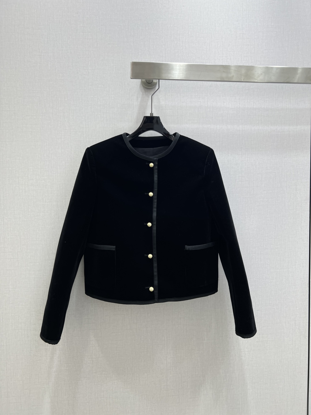 NO:665920,Highly recommended DIO* 2025 new autumn and winter products. Gold button velvet long-sleeved jacket. 3D three-dimensional tailoring. The upper body is extremely slim. The elegant girly style. The three-dimensional texture is exquisite. The full upper body has a noble temperament. Very attractive and practical. A must-have high-end item for Bai Fumei. One color. SMLXL code. High quality ABC, dior, jackets & coats,  19860909强烈推荐 DIO*2025秋冬新品 金扣丝绒长袖外套 3D立体剪裁版型上身巨显瘦 气质名媛少女风 立体肌理感精致感 满满上身自带一种高贵气质 非常耐看又实穿 白富美必备高级单品 一个色 SMLXL码 高品质ABC,,dior,jackets & coats, ,Women's clothing