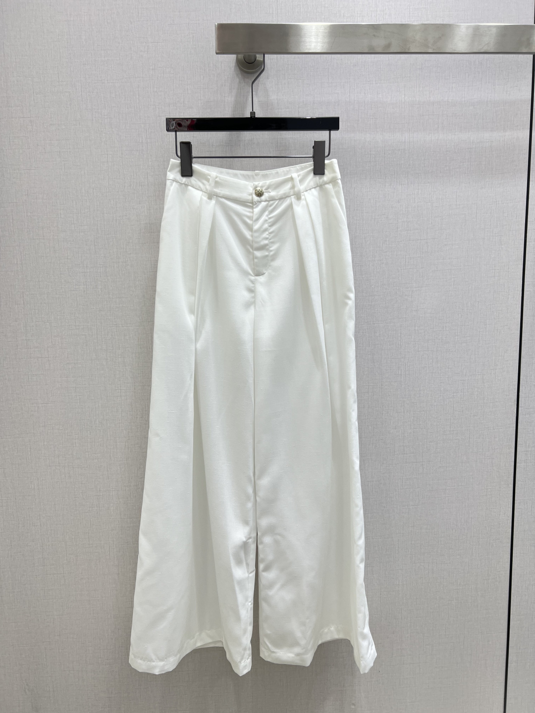 NO:665416,aHighly recommend CHA*2026 early spring new style shawl short-sleeved shirt wide-leg flared trousers  YB imported linen material is customized in separate batches. The texture is obvious and comfortable to wear. The collar and front of the top are treated with a navy triangle collar. It is matched with the folded sleeves and camellia placket buttons. It is simple and advanced. Pair it with wide-leg pants of the same series. The pleated three-dimensional cutting modifies the waist and abdomen. The trouser legs are spread to modify the leg shape to make the legs slimmer and looser. The complete set is more lazy. You can switch it at will during daily commuting and vacation, and you will be smart, white and rich. One color SML code  Gaopin,,shirts,T-shirt,shawls, 19860909a强烈推荐 CHA*2026早春新款 披肩短袖衬衫阔腿喇叭长裤 分开批定制YB进口亚麻材质,肌理明显,穿搭舒适,上衣领口前襟呈现海军三角领边处理,配合翻折袖口水钻山茶花襟扣点睛,简约高级,搭配同系列阔腿裤,褶皱立体裁剪,修饰腰腹,裤腿散开修饰腿形显瘦松弛,成套搭配更慵懒,日常通勤度假随意切换,化身高智白富美.一个色 SML码 高品,,shirts,T-shirt,shawls, ,Women's clothing