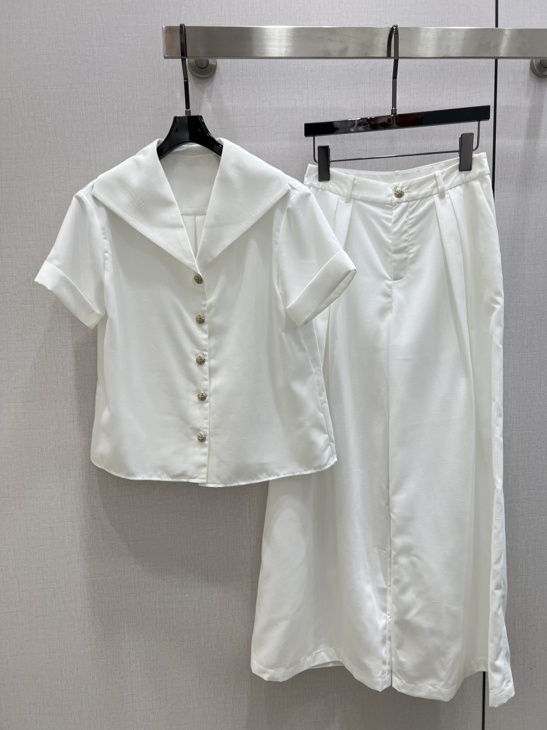 NO:665411,Highly recommended CHA*2026 early spring new style shawl short-sleeved shirt wide-leg flared trousers  YB imported linen material is customized in separate batches. The texture is obvious and comfortable to wear. The collar and front of the top are treated with a navy triangle collar. It is matched with the folded sleeves and camellia placket buttons. It is simple and advanced. Pair it with wide-leg pants of the same series. The pleated three-dimensional cutting modifies the waist and abdomen. The trouser legs are spread to modify the leg shape to make the legs slimmer and looser. The complete set is more lazy. You can switch it at will during daily commuting and vacation, and you will be smart, white and rich. One color SML code  High quality linings, shirts, T-shirts, shawls,  19860909强烈推荐 CHA*2026早春新款 披肩短袖衬衫阔腿喇叭长裤 分开批定制YB进口亚麻材质,肌理明显,穿搭舒适,上衣领口前襟呈现海军三角领边处理,配合翻折袖口水钻山茶花襟扣点睛,简约高级,搭配同系列阔腿裤,褶皱立体裁剪,修饰腰腹,裤腿散开修饰腿形显瘦松弛,成套搭配更慵懒,日常通勤度假随意切换,化身高智白富美.一个色 SML码 高品质衬,,shirts,T-shirt,shawls, ,Women's clothing