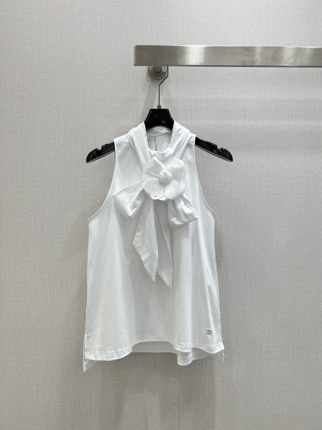 NO:665407,Highly recommended CHA*2026 early spring new style halterneck strappy camellia vest top  Customized YB cotton and linen material, high-end and comfortable texture, breathable and comfortable, halter-neck vest version, slim scarf ribbon design on the collar edge, and three-dimensional camellia decoration created by multi-layer stacking, which can embellish the front of the collar or naturally hang down in front of the body, highlighting the high-end sense of the outfit. The double C on the hem echoes, the version is loose and tolerant, not constrained by the figure, the outfit is slim, full of relaxation and tonality, light luxury and fashionable temperament, the first choice for fashionable wear in all seasons, a must-have item for daily vacation. One-color SML code  High quality ABC,, 19860909强烈推荐 CHA*2026早春新款 挂脖系带山茶花背心上衣 定制YB棉麻材质,质感高级舒适,透气舒爽,挂脖背心版型,领边挖肩细长款围巾飘带点亮设计,配合多层堆叠打造的立体山茶花装饰,可点缀领前或自然垂落于身前,凸显穿搭高级感,衣摆双C呼应,版型宽松包容,不拘身材,穿搭显瘦,尽显松弛调性,轻奢时髦气质,四季时尚穿搭首选,日常度假必备单品.一个色SML码 高品质ABC,, ,Women's clothing