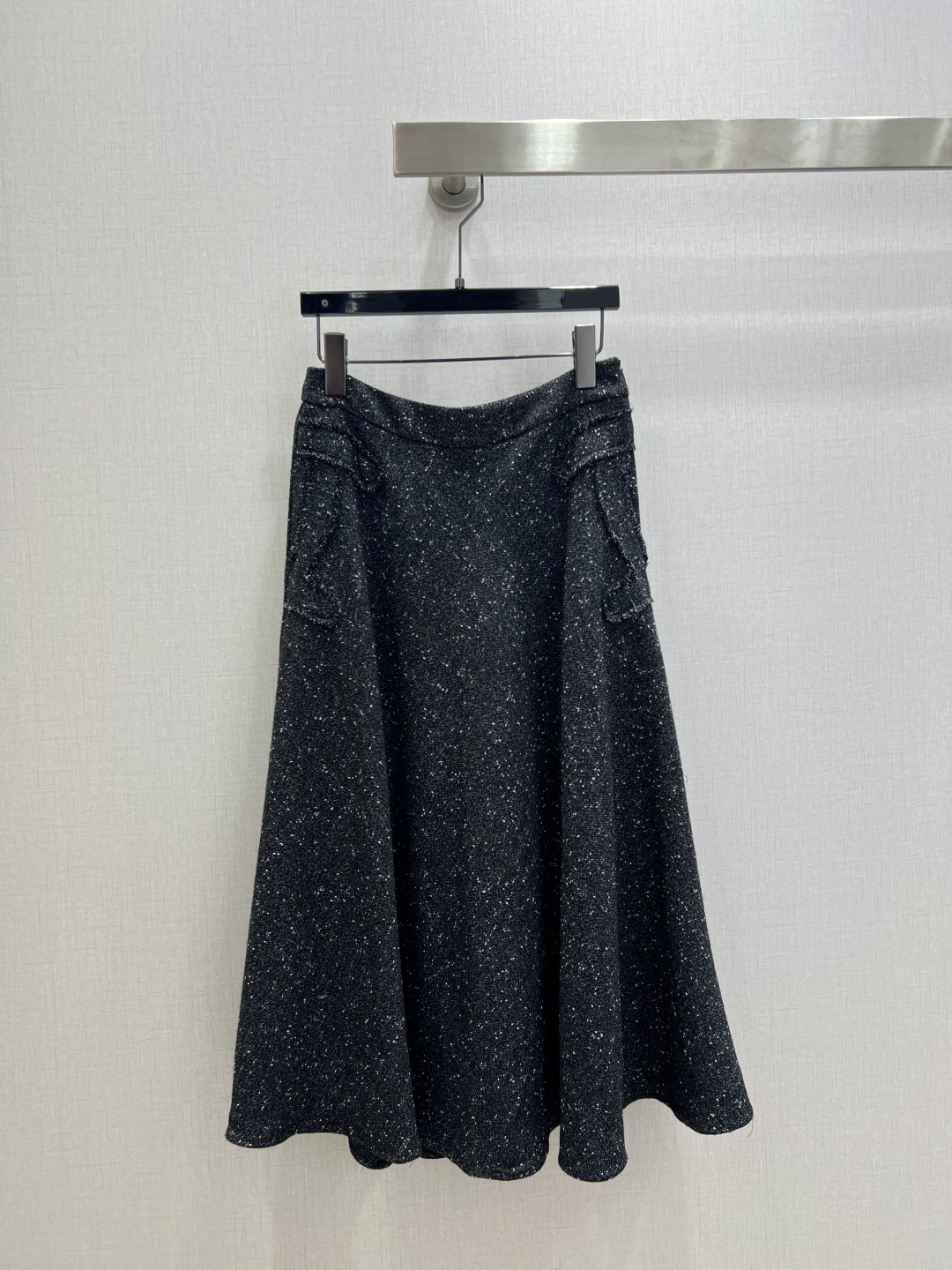 NO:665901,Highly recommended CHA* 2025 new autumn and winter style. Woolen fine shiny long skirt. Haute couture fine shiny wool tweed fabric. High-end black color. Three-dimensional tailoring. The upper body is slimming. Elegant and playful. A white and rich must-have high-end item. Easy to control for daily commuting or attending various events. One color SML code. High quality ABC, skirts,  19860909强烈推荐 CHA*2025秋冬新款 粗纺细闪长半裙 高级定制细闪羊毛粗呢面料 高级感黑色系 立体剪裁 版型上身巨显瘦 气质优雅俏皮白富美必备高级单品 日常通勤或出席各种活动都轻松驾驭 一个色 SML码 高品质ABC,,skirts, ,Women's clothing