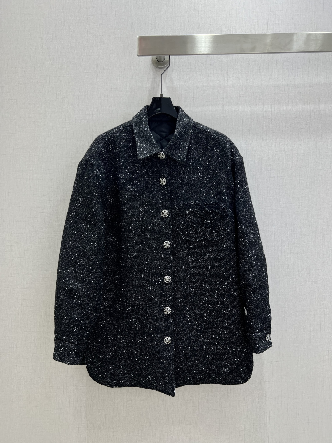 NO:665905,Highly recommended CHA* 2025 new autumn and winter style Woolen fine glitter double C lining jacket High-end custom fine glitter wool tweed fabric High-end black color Lapel design Three-dimensional tailoring The upper body is slimming Elegant and playful, white and rich must-have high-end items Easily manage daily commuting or attending various events One color SML code High-quality ABC,,jackets & coats, 19860909强烈推荐 CHA*2025秋冬新款 粗纺细闪双C衬外套 高级定制细闪羊毛粗呢面料 高级感黑色系 翻领设计 立体剪裁 版型上身巨显瘦 气质优雅俏皮白富美必备高级单品 日常通勤或出席各种活动都轻松驾驭 一个色 SML码 高品质ABC,,jackets & coats, ,Women's clothing