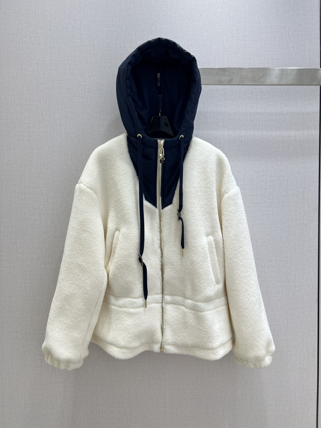NO:665910,Highly recommended LV*2025 new autumn and winter artificial lamb wool hooded jacket, fashionable, low-key, luxurious and high-end!  The styles are versatile and not picky, customized technical fabrics, workmanship quality depends on the details. Bai Fumei is a must-have!  Highly recommended. One color SML code, high quality ABC, Louis Vuitton, jackets & coats, hats,  19860909强烈推荐 LV*2025秋冬新款 人造羊羔毛连帽外套 时髦低调气质又奢华高级！版型百搭不挑人,定制科技面料 做工品质看细节.白富美必入！强烈推荐.一个色 SML码 高品质ABC,,louis vuitton,jackets & coats,hats, ,Women's clothing