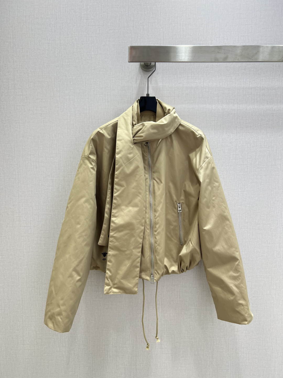 NO:665915,Highly recommended DIO*2025 new autumn and winter scarf zipper quilted jacket, British style, classic design, the upper body is exquisite and capable, and it can be matched with ease!  The customized imported fabrics are crisp and stylish, with a full sense of high-end. Full of texture and fashionable, it is recommended to buy!  The quality of workmanship depends on the details. One color, SMLXL code, high quality ABC, dior, jackets & coats,  19860909强烈推荐 DIO*2025秋冬新款 围巾拉链夹棉外套 英伦风气质 经典款设计 上身精致又干练得体,搭配起来随心应手！定制的进口面料挺括有型 满满的高级感.质感十足,时尚潮流 ,推荐入手！ 做工品质看细节 一个色 SMLXL码 高品质ABC,,dior,jackets & coats, ,Women's clothing