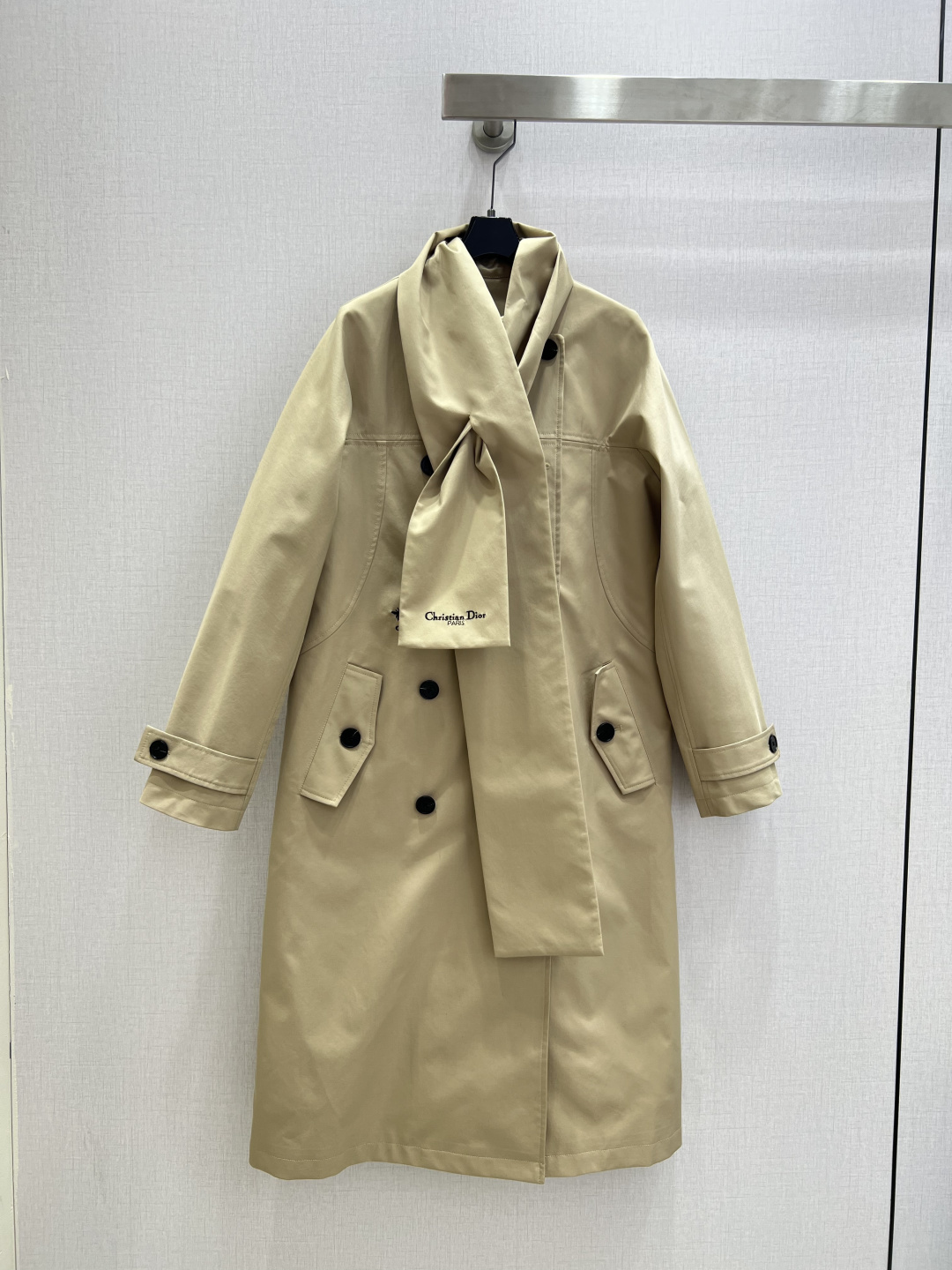 NO:665907,Highly recommended DIO*2025 new autumn and winter scarf double-breasted windbreaker jacket, British style, classic design, the upper body is exquisite and capable, and it can be matched with ease!  The customized imported fabrics are crisp and stylish, with a full sense of high-end. Full of texture and fashionable, it is recommended to buy!  The quality of workmanship depends on the details. One color, SMLXL code, high quality ABC, dior, jackets & coats,  19860909强烈推荐 DIO*2025秋冬新款 围巾双排扣风衣外套 英伦风气质 经典款设计 上身精致又干练得体,搭配起来随心应手！定制的进口面料挺括有型 满满的高级感.质感十足,时尚潮流 ,推荐入手！ 做工品质看细节 一个色 SMLXL码 高品质ABC,,dior,jackets & coats, ,Women's clothing