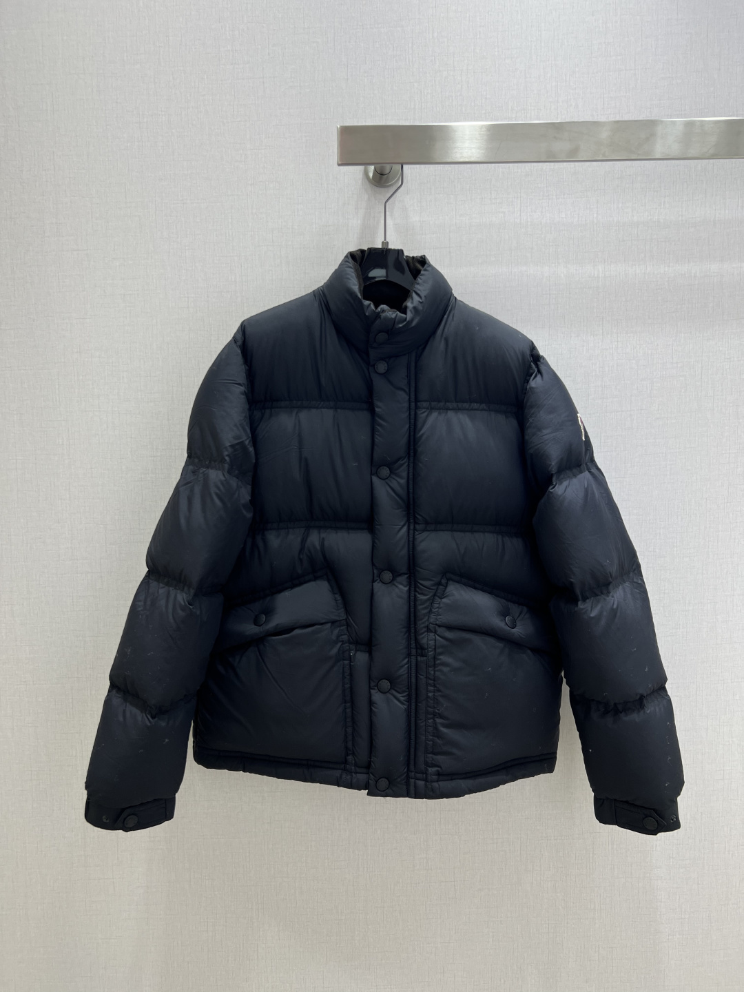 NO:665903,Comes with a dust bag. Highly recommended. MON*2025 new autumn and winter stand-up collar down jacket [goose down] same style for men and women. Overall warm effect, unique design down jacket. Casual and fashionable, perfect embellishment with classic logo. One color, size 12345. High quality AB,,jackets & coats,down jacket, 19860909配防尘袋强烈推荐 MON*2025秋冬新款 立领羽绒服外套【鹅绒】男女同款 整体保暖效果拉满,独特设计款羽绒服 休闲时尚,经典logo完美点缀 一个色 12345码 高品质AB,,jackets & coats,down jacket, ,Women's clothing