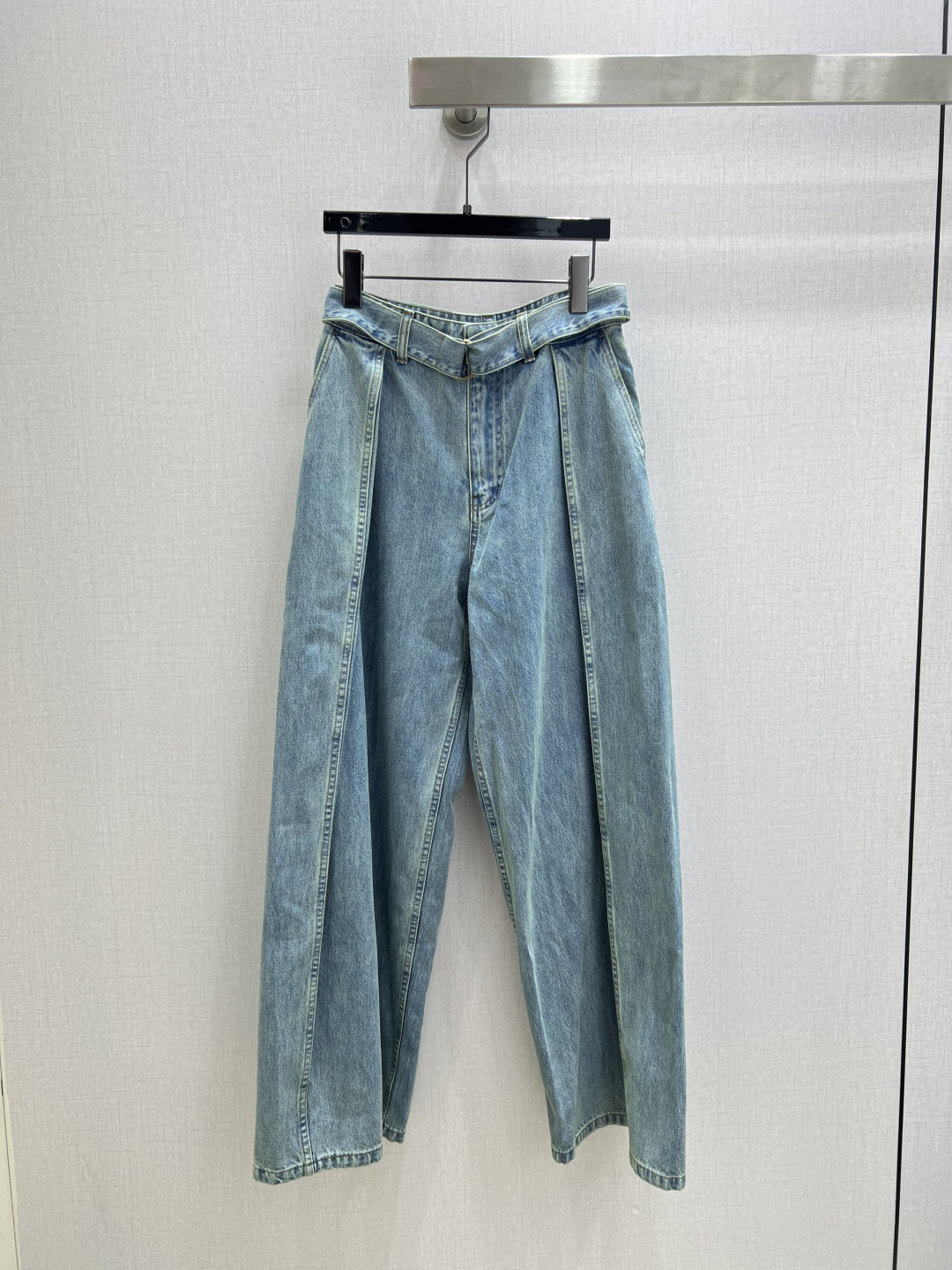 NO:665885,Highly recommended LOE* 2025 new autumn and winter style. Irregular buttoned long-sleeved shirt with belt and denim straight trousers. Separate batches. High-end production ~ super fashionable new denim denim. The upper body is cool and sassy with fermentation-washed personalized color. It is made of customized high-quality twill cotton washed denim fabric. The texture is fine and the cotton feels natural. It is muscular yet soft. The fermentation-washed color is not a picky classic color. It is super beautiful!  The details and workmanship are super good, new products are in stock, available for grabs, two colors SML code, high quality, loewe, shirts,  19860909强烈推荐 LOE*2025秋冬新款 不规则纽扣长袖衬衫腰带牛仔直筒长裤 分开批 高版出品~超时髦新款丹宁牛仔 酵洗个性色调上身又酷又飒爽 采用定制高品质斜纹棉质水洗牛仔面料,纹理细腻,棉感自然,既有筋骨感又不失柔软,酵洗色不挑人的经典色,超级漂亮！细节做工超级好,新品现货开箱开抢 两个色 SML码 高品质,,loewe,shirts, ,Women's clothing