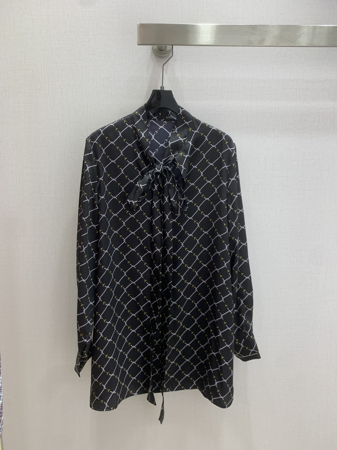 NO:665890,Highly recommended GUC*2025 new autumn and winter silk scarf rhombus long-sleeved shirt, silky fabric, penetration technology, retro and fashionable, low-key temperament and luxurious and high-end!  The version is versatile and not picky, customized technical fabrics, workmanship quality depends on the details. White, rich and beautiful must buy one color SMLXL code, high quality ABC, gucci, shirts,  19860909强烈推荐 GUC*2025秋冬新款 丝巾菱格长袖衬衫 丝滑面料 渗透工艺 复古时髦 低调气质又奢华高级！版型百搭不挑人,定制科技面料 做工品质看细节.白富美必入 一个色 SMLXL码 高品质ABC,,gucci,shirts, ,Women's clothing