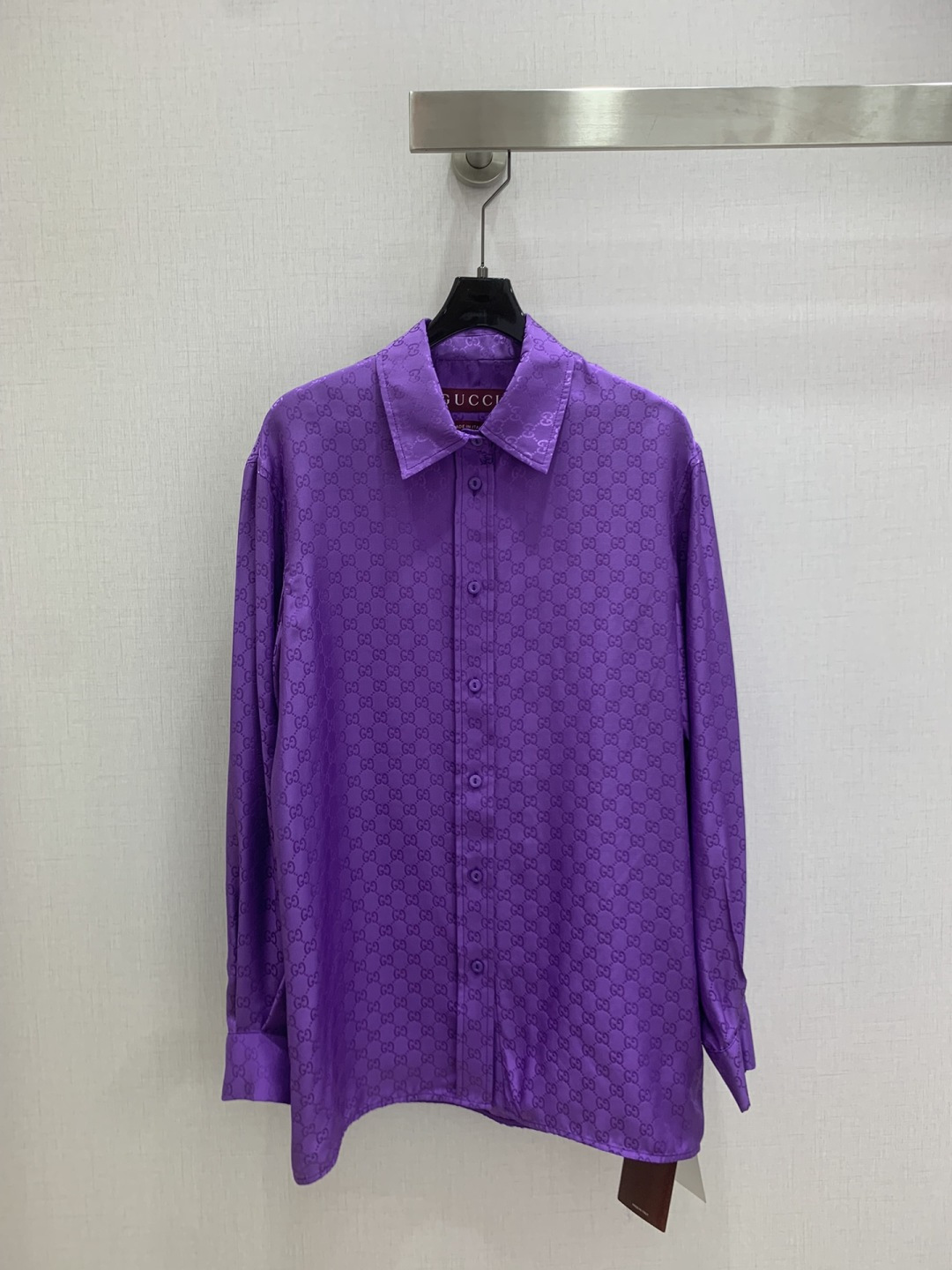 NO:666345,Highly recommended GUC* 2025 new autumn and winter style long-sleeved shirt with all-over lapel printing, mulberry silk, low-key luxury three-dimensional tailoring, streamlined line design, noble and elegant with gentle and intellectual temperament, imported special materials, you will be amazing when you receive it, customized fabric texture is high-end, one color SML code, high quality ABC,,gucci,shirts, 19860909强烈推荐 GUC*2025秋冬新款 翻领满印长袖衬衫 桑蚕丝 低调奢华立体剪裁 精简线条感设计 高贵典雅又尽显温柔知性的气质 进口特殊材质 收到手会很惊艳 定制面料质感高级 一个色 SML码 高品质ABC,,gucci,shirts, ,Women's clothing