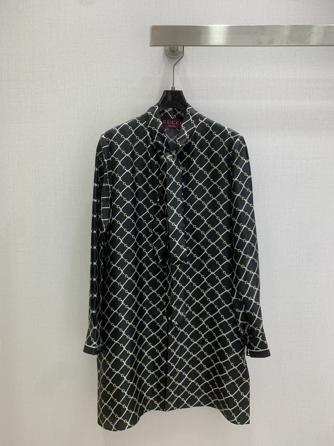 NO:666338,Highly recommended GUC* 2025 autumn and winter new style, all-over printed lace-up long-sleeved shirt, mulberry silk, low-key luxury three-dimensional tailoring, streamlined line design, noble and elegant yet full of gentle and intellectual temperament. Imported special materials will be amazing when you receive it. Customized fabric texture is amazing!  One color SML code high quality ABC,,gucci,shirts, 19860909强烈推荐 GUC*2025秋冬新款 满印系带长袖衬衫 桑蚕丝 低调奢华立体剪裁 精简线条感设计 高贵典雅又尽显温柔知性的气质 进口特殊材质 收到手会很惊艳 定制面料质感超赞！一个色 SML码 高品质ABC,,gucci,shirts, ,Women's clothing