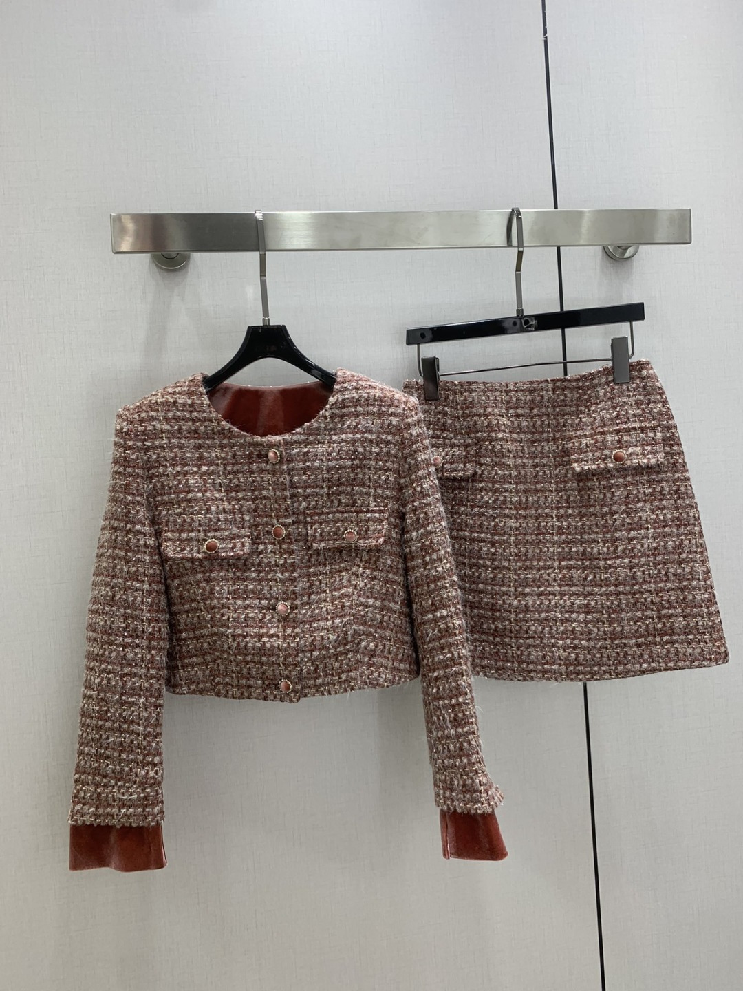 NO:666794,Highly recommended CHA* 2025 new autumn and winter round neck tweed skirt suit, small French style, classic style, fell in love at first sight, the version design can well modify the neck line, the upper body temperament is immediately improved, custom buttons, the version is very beautiful on the upper body, the color is super white, one color SMLXL code, high quality ABC,,skirts, 19860909强烈推荐 CHA*2025秋冬新款 圆领粗呢半裙套装 小香风法式 经典造型 一眼就爱上了,版型设计能很好的修饰颈部线条,上身气质立马提升,定制纽扣,版型上身巨好看,颜色超显白 一个色 SMLXL码 高品质ABC,,skirts, ,Women's clothing