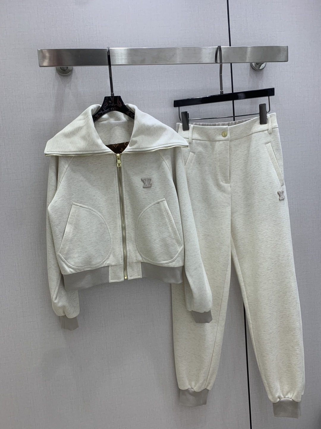 NO:666801,Highly recommend LV*2025 new autumn and winter contrasting color suit with lapel pockets. The upper body will be slimmer and more fashionable. It is a retro and elegant piece. A wardrobe must-have!  The quality of workmanship depends on the details. Two colors SML code, high quality ABC, Louis Vuitton, Alexander Wang19860909强烈推荐 LV*2025秋冬新款 翻领口袋撞色套装 上身显瘦又提升时髦度,复古优雅气质单品.衣橱必备！做工品质看细节.两个色 SML码 高品质ABC,,louis vuitton, ,Women's clothing