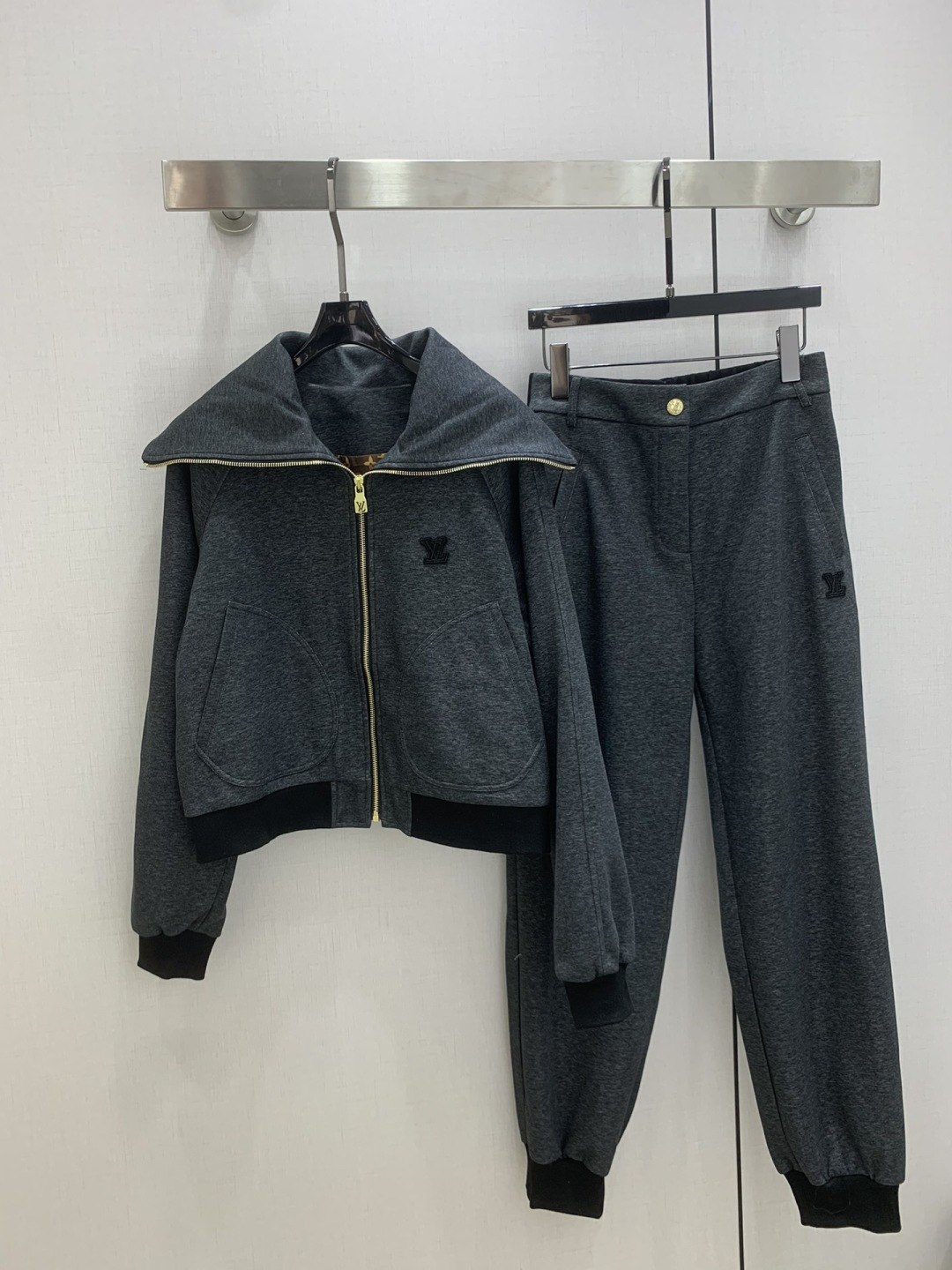 NO:666783,Highly recommend LV*2025 new autumn and winter contrasting color suit with lapel pockets. The upper body will be slimmer and more fashionable. It is a retro and elegant piece. A wardrobe must-have!  The quality of workmanship depends on the details. Two colors SML code, high quality ABC, Louis Vuitton, Alexander Wang19860909强烈推荐 LV*2025秋冬新款 翻领口袋撞色套装 上身显瘦又提升时髦度,复古优雅气质单品.衣橱必备！做工品质看细节.两个色 SML码 高品质ABC,,louis vuitton, ,Women's clothing