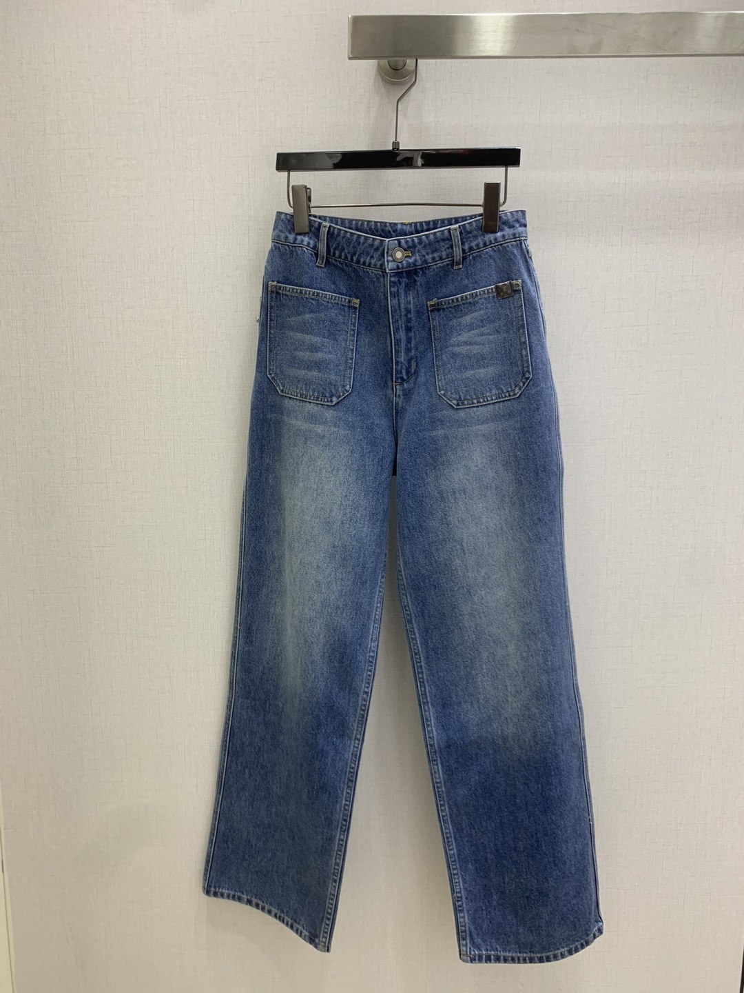 NO:667331,Highly recommended LV*2025 new autumn and winter pocket denim trousers. The whole piece is three-dimensional. It is all-round and exquisite to look like a star. The upper body is super covered and the legs are slim. It is a great item to match. It is simple and refreshing. It has a refreshing and fashionable sense of high-end. It is elegant and fashionable in daily life. It is versatile. The color is beautiful. The fabric is high-end and texture. A must-have for dates and shopping. One color SML code. High quality ABC, Louis Vuitton, Alexander Wang19860909强烈推荐 LV*2025秋冬新款 口袋牛仔长裤 整件立体剪裁 全方位精致做明星穿搭 上身超级遮肉显瘦 超拉腿部比例 巨好搭配的单品 简简单单 穿出清爽时髦的高级感 日常优雅又时髦巨百搭 颜色很好看 面料高级又有质感 约会逛街必备 一个色 SML码 高品质ABC,,louis vuitton, ,Women's clothing